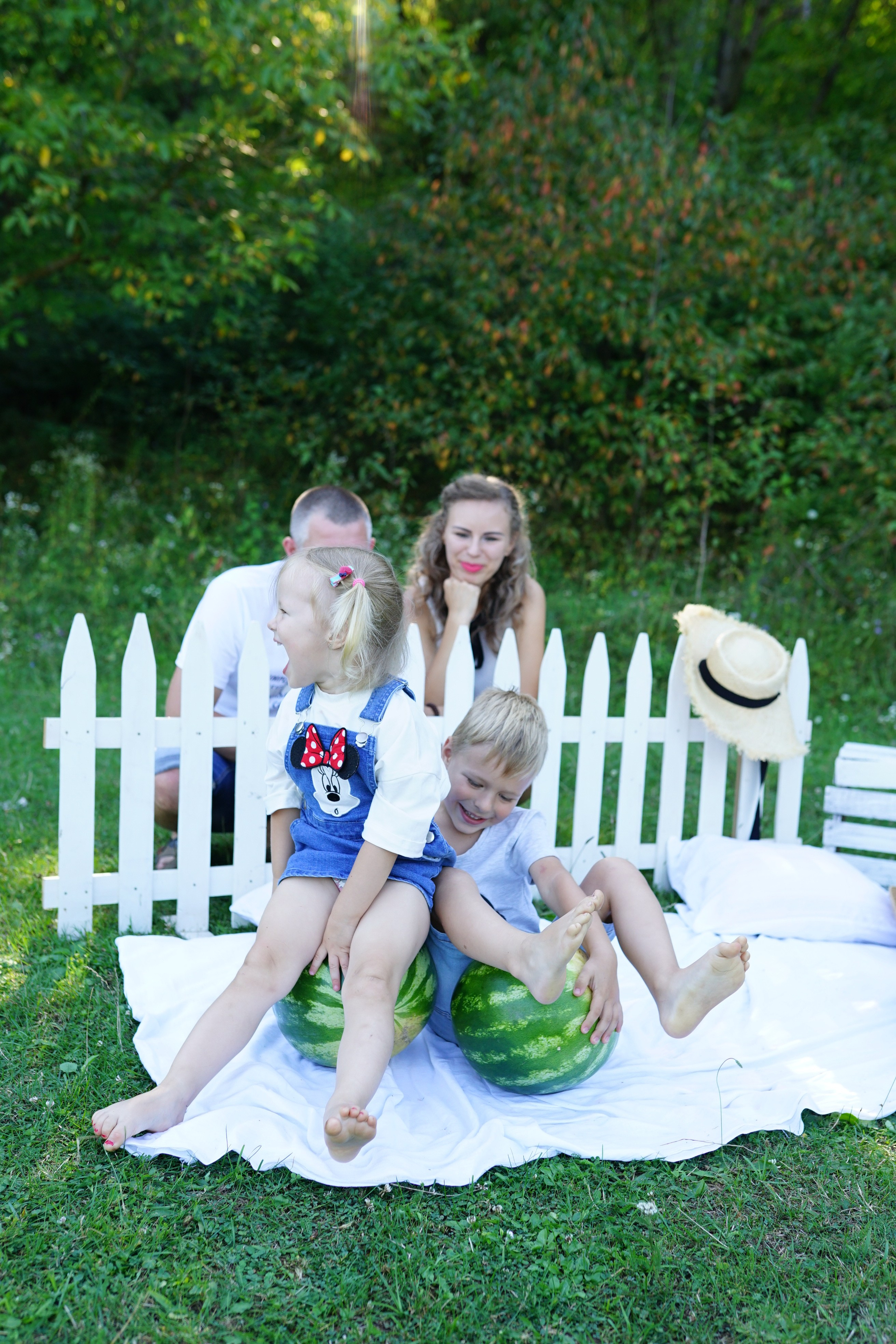 Сімейна фотосесія з кавунами. Family photographer in Kiev Natalia Shkavron