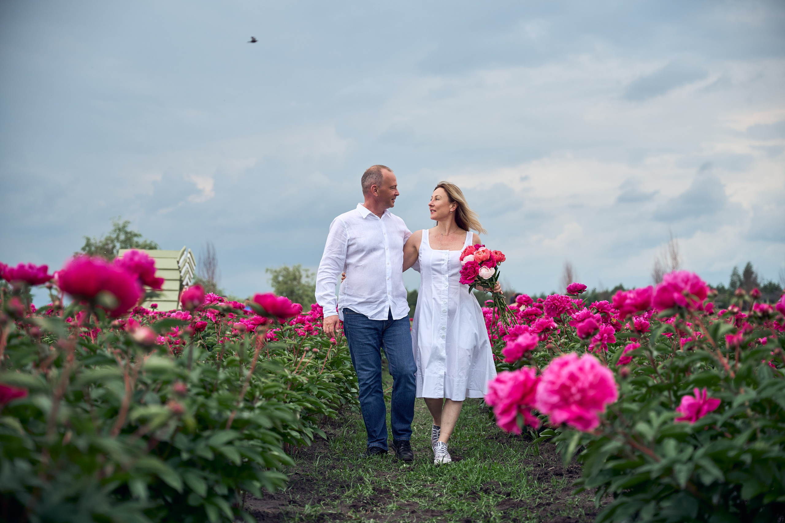 Сімейна фотосесія з піонами у Добропарку. Family photographer in Kiev Natalia Shkavron