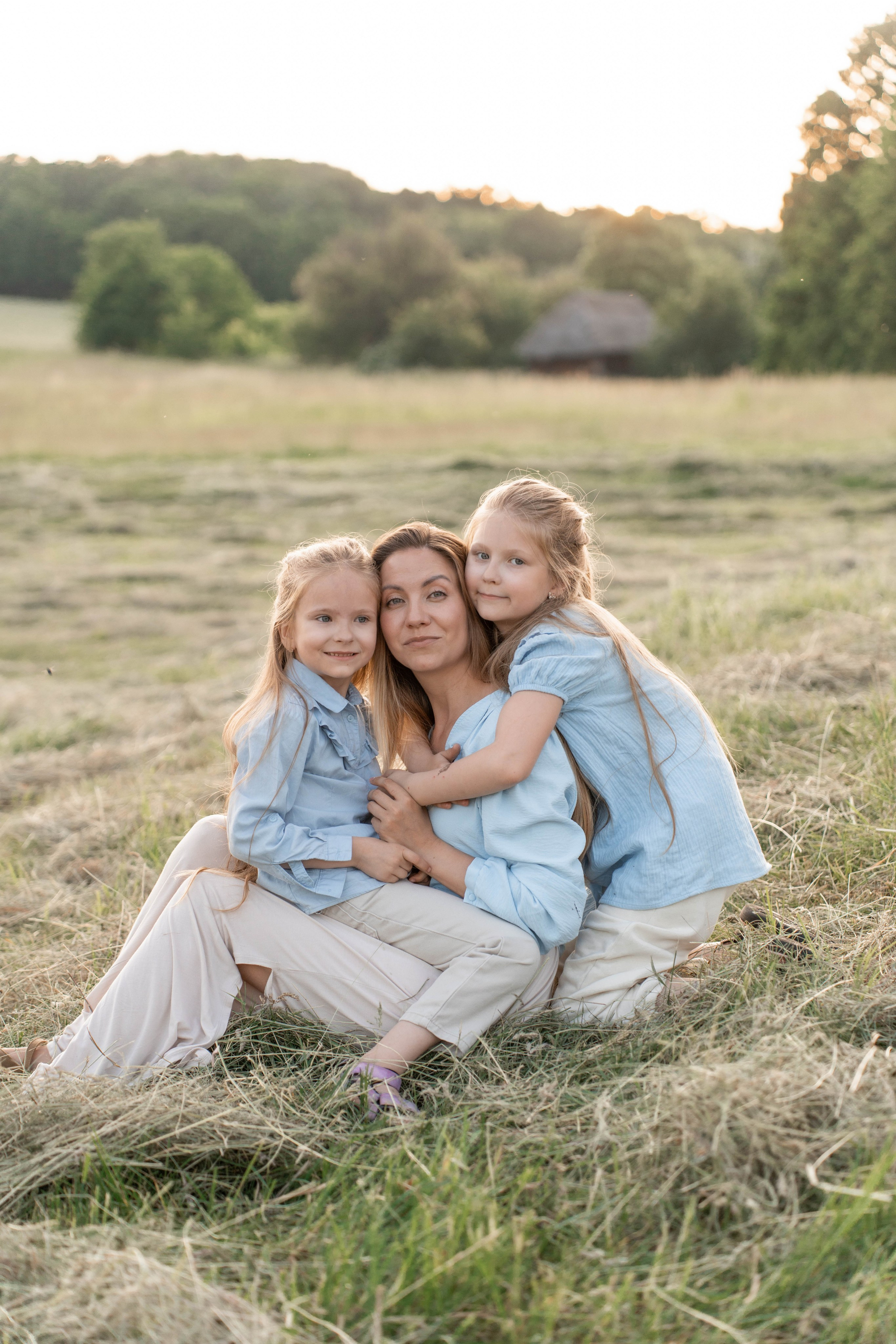 Сімейна фотосесія в Пирогово мами з двома донями. Сімейний фотограф Київ Наталія Шкаврон