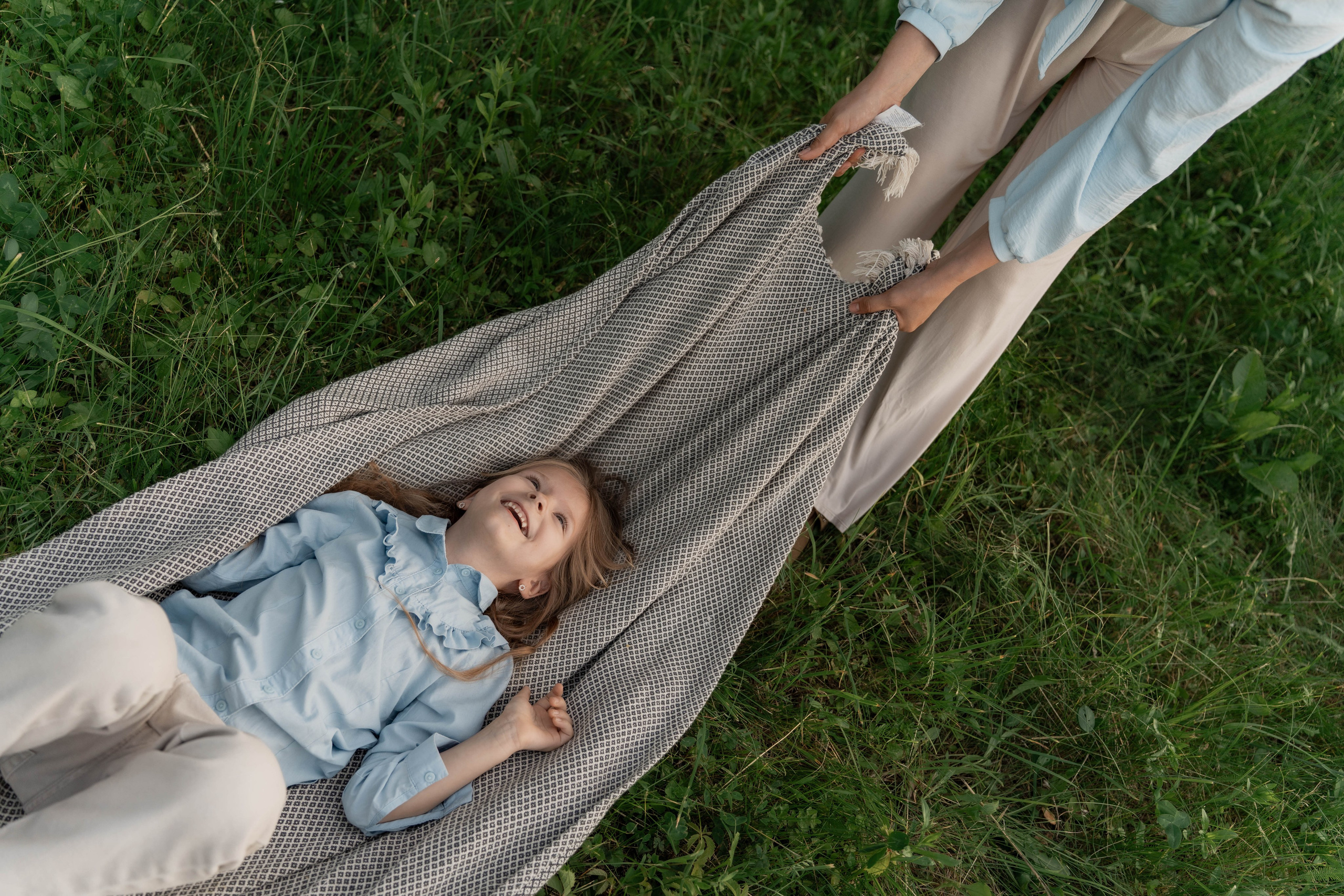 Сімейна фотосесія в Пирогово мами з двома донями. Сімейний фотограф Київ Наталія Шкаврон