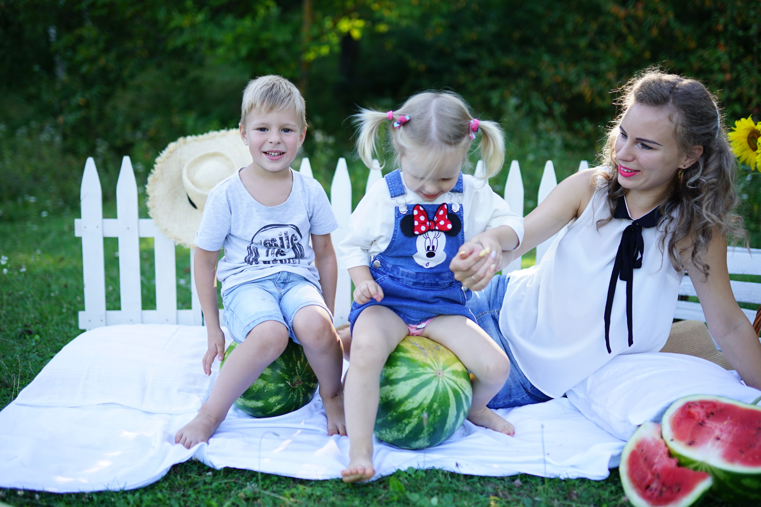 Сімейна фотосесія з кавунами. Family photographer in Kiev Natalia Shkavron