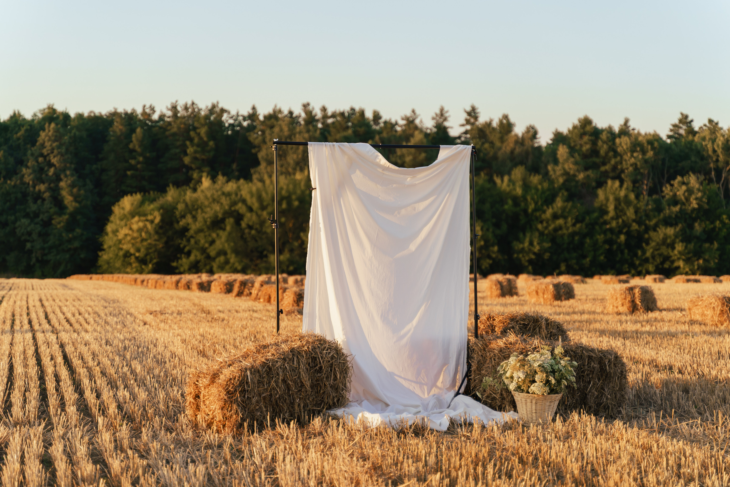 Фотосесія мама та доня в полі з тюками соломи. Сімейний фотограф Київ Наталія Шкаврон