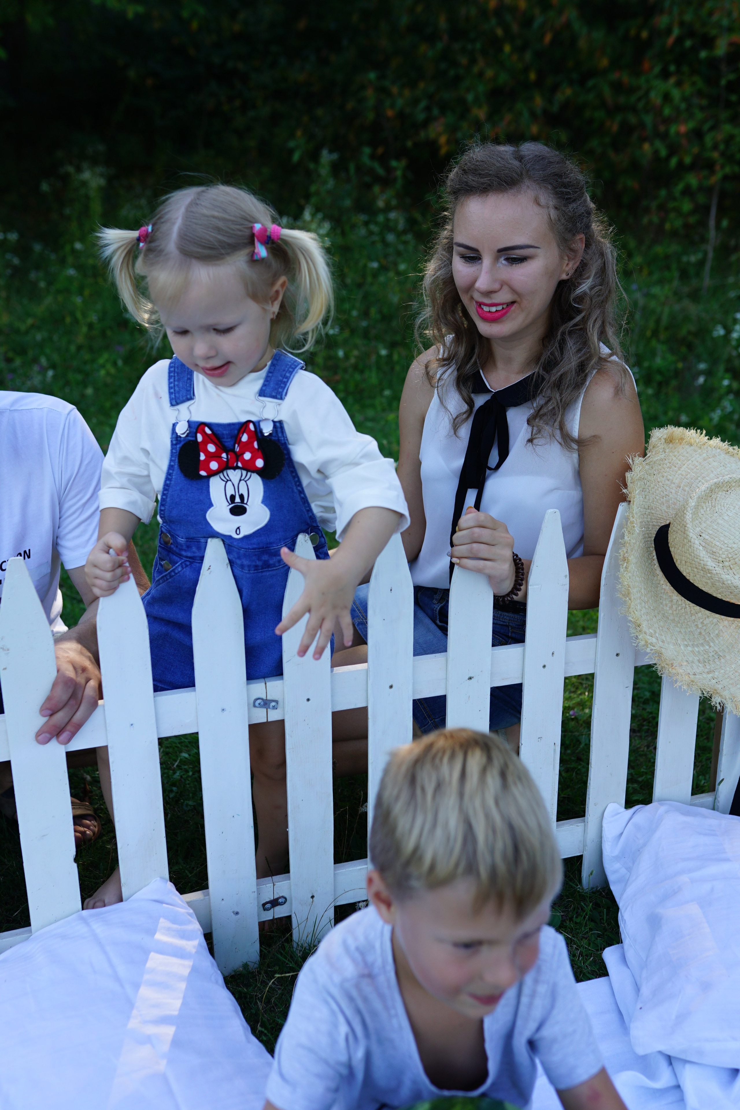 Сімейна фотосесія з кавунами. Family photographer in Kiev Natalia Shkavron