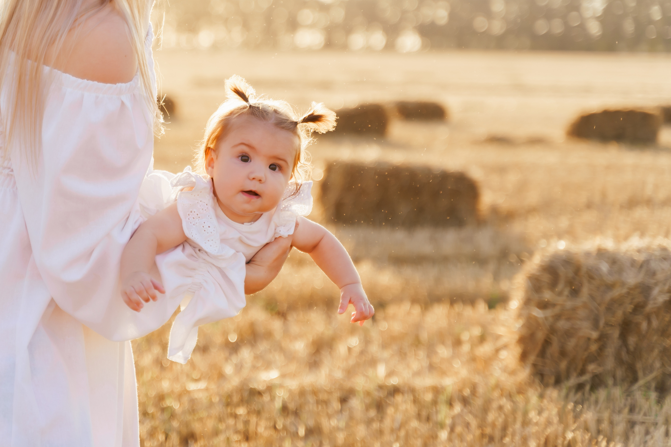 Фотосесія мама та доня в полі з тюками соломи. Сімейний фотограф Київ Наталія Шкаврон