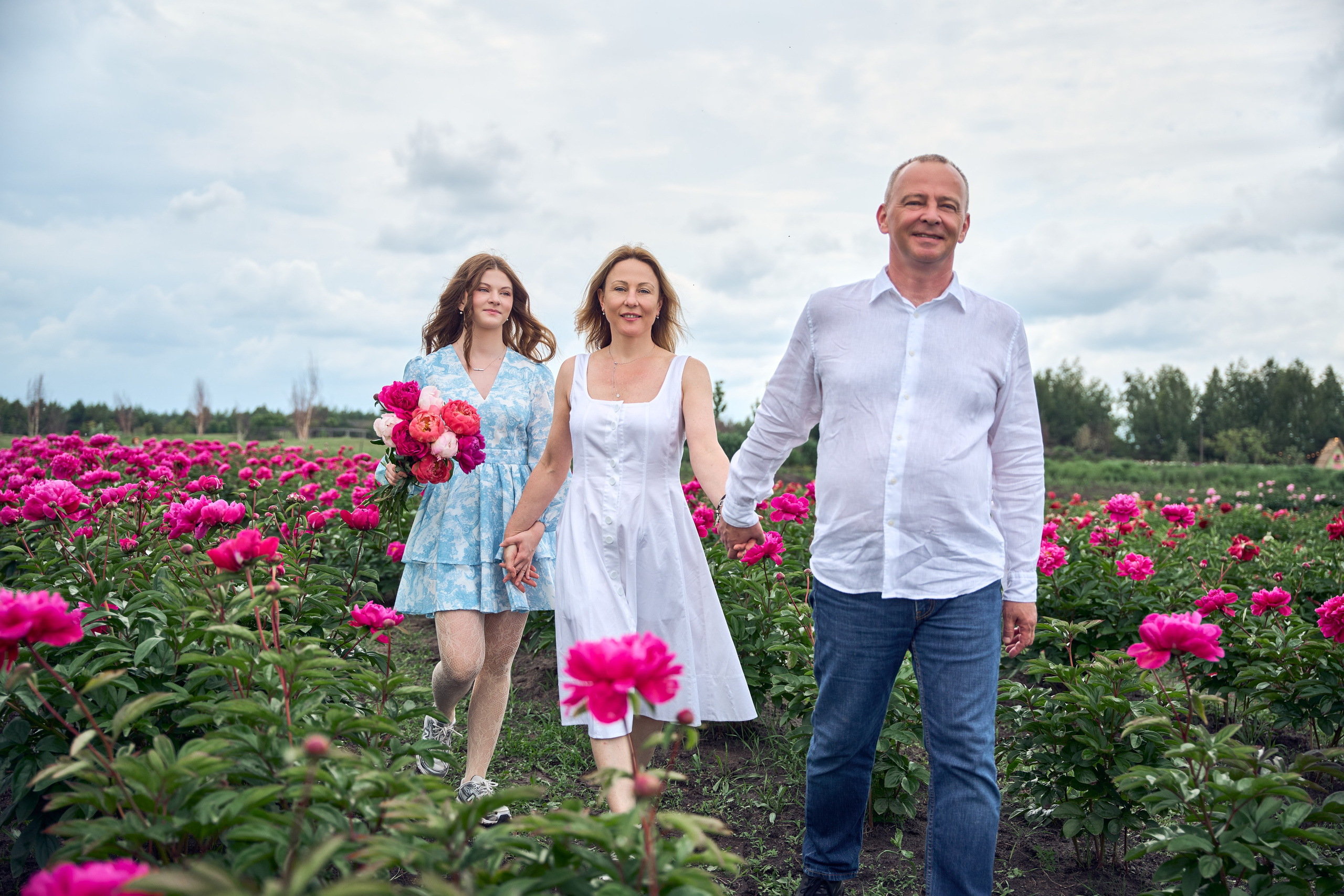 Сімейна фотосесія з піонами у Добропарку. Family photographer in Kiev Natalia Shkavron