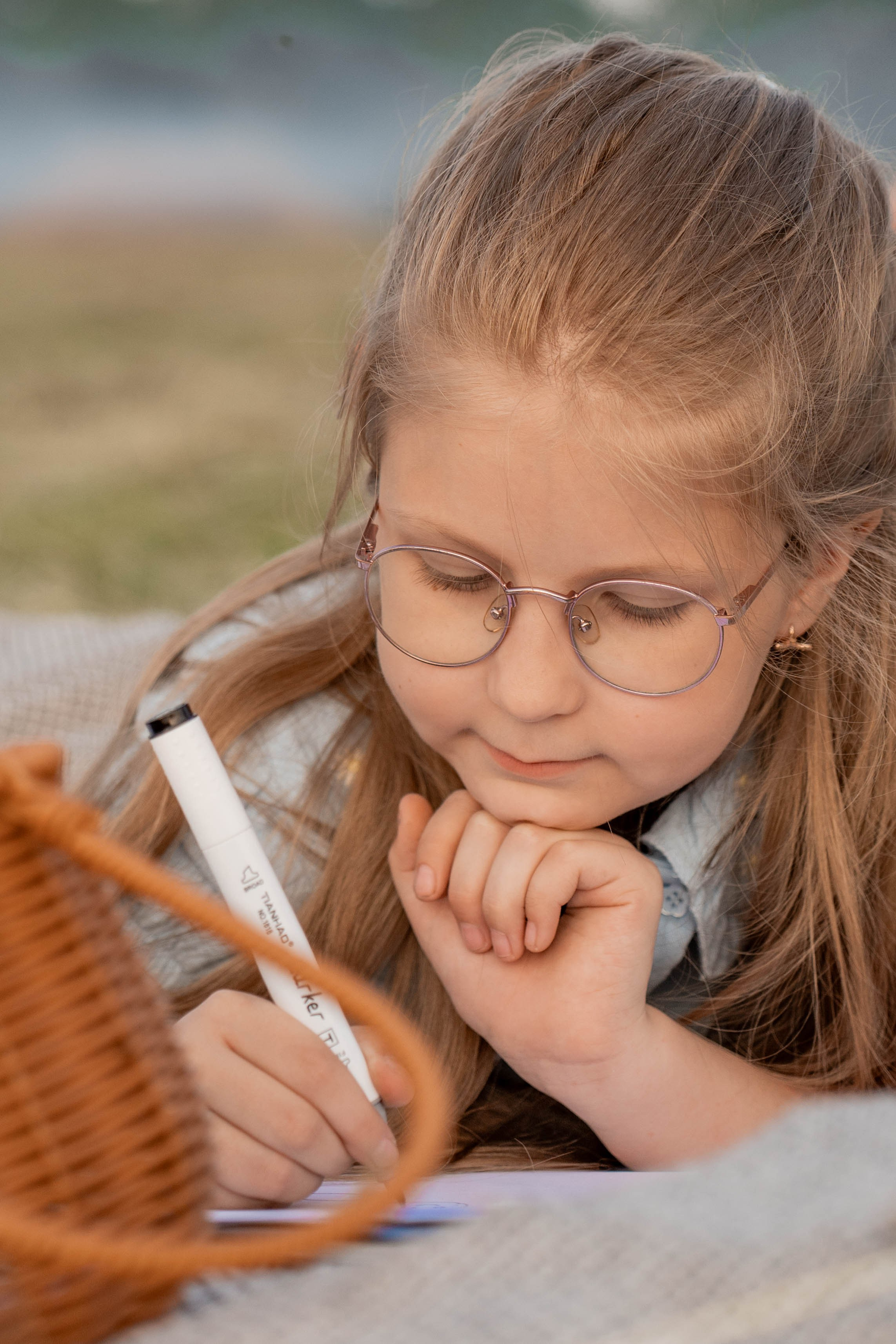 Сімейна фотосесія в Пирогово мами з двома донями. Сімейний фотограф Київ Наталія Шкаврон