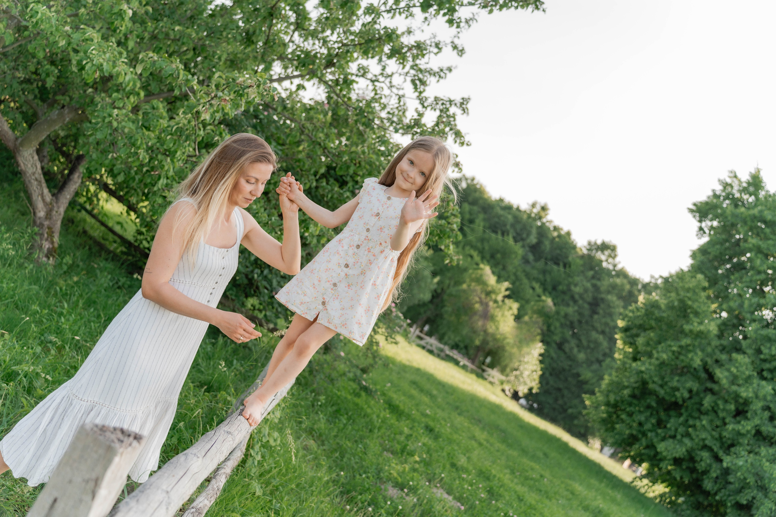 Сімейна фотосесія в Пирогово мами з двома донями. Сімейний фотограф Київ Наталія Шкаврон