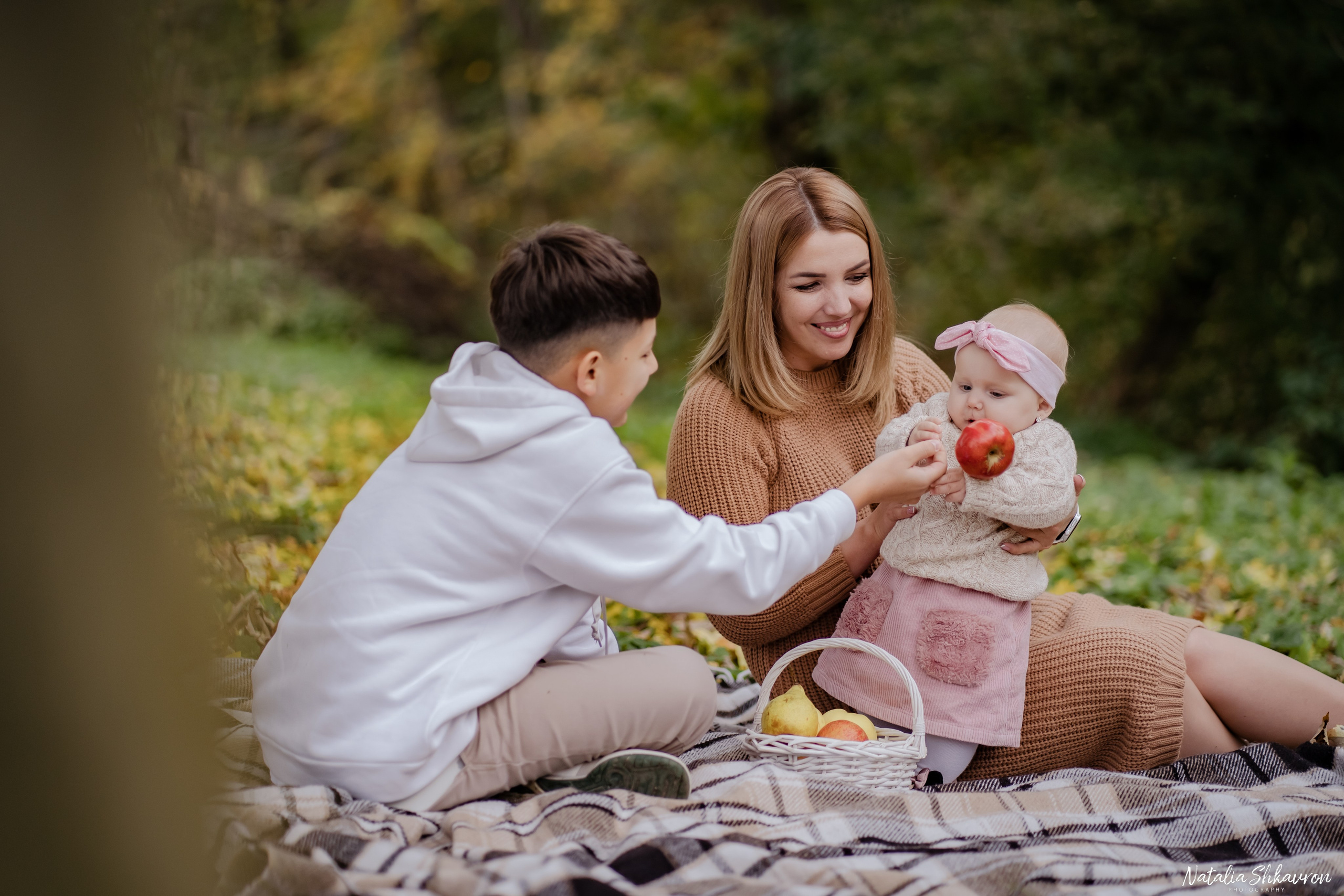 Сімейна фотосесія восени біля води. Family photographer in Kiev Natalia Shkavron