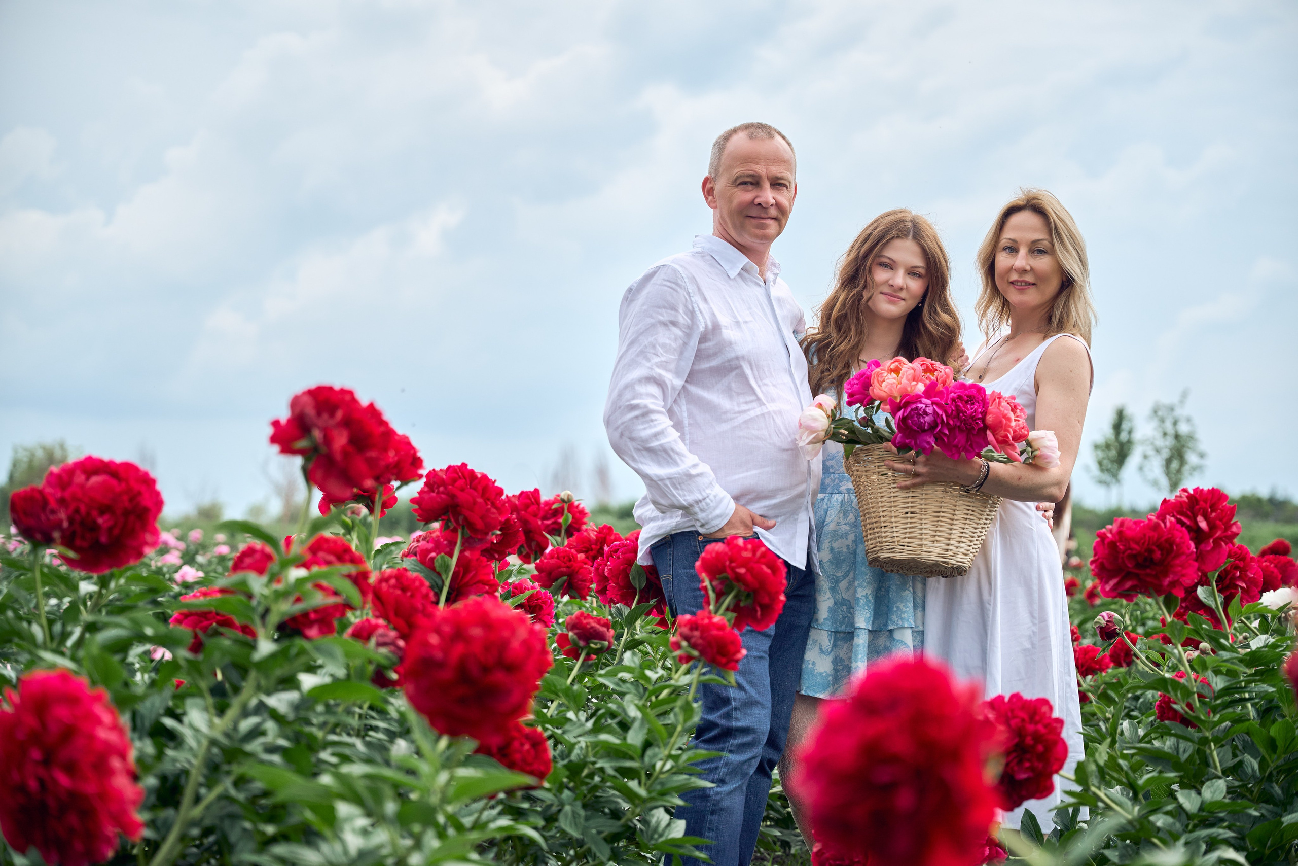 Сімейна фотосесія з піонами у Добропарку. Family photographer in Kiev Natalia Shkavron