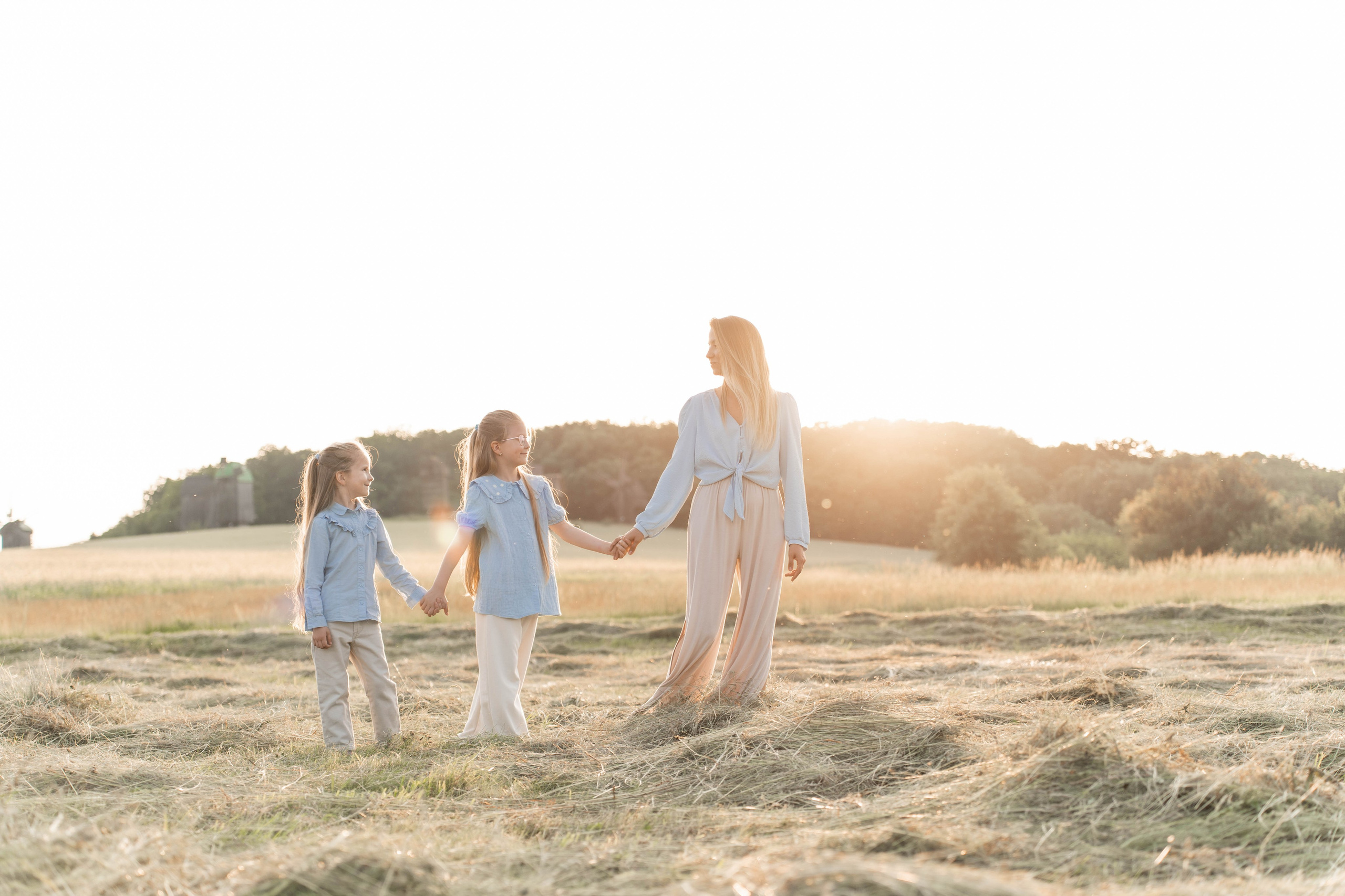 Сімейна фотосесія в Пирогово мами з двома донями. Сімейний фотограф Київ Наталія Шкаврон