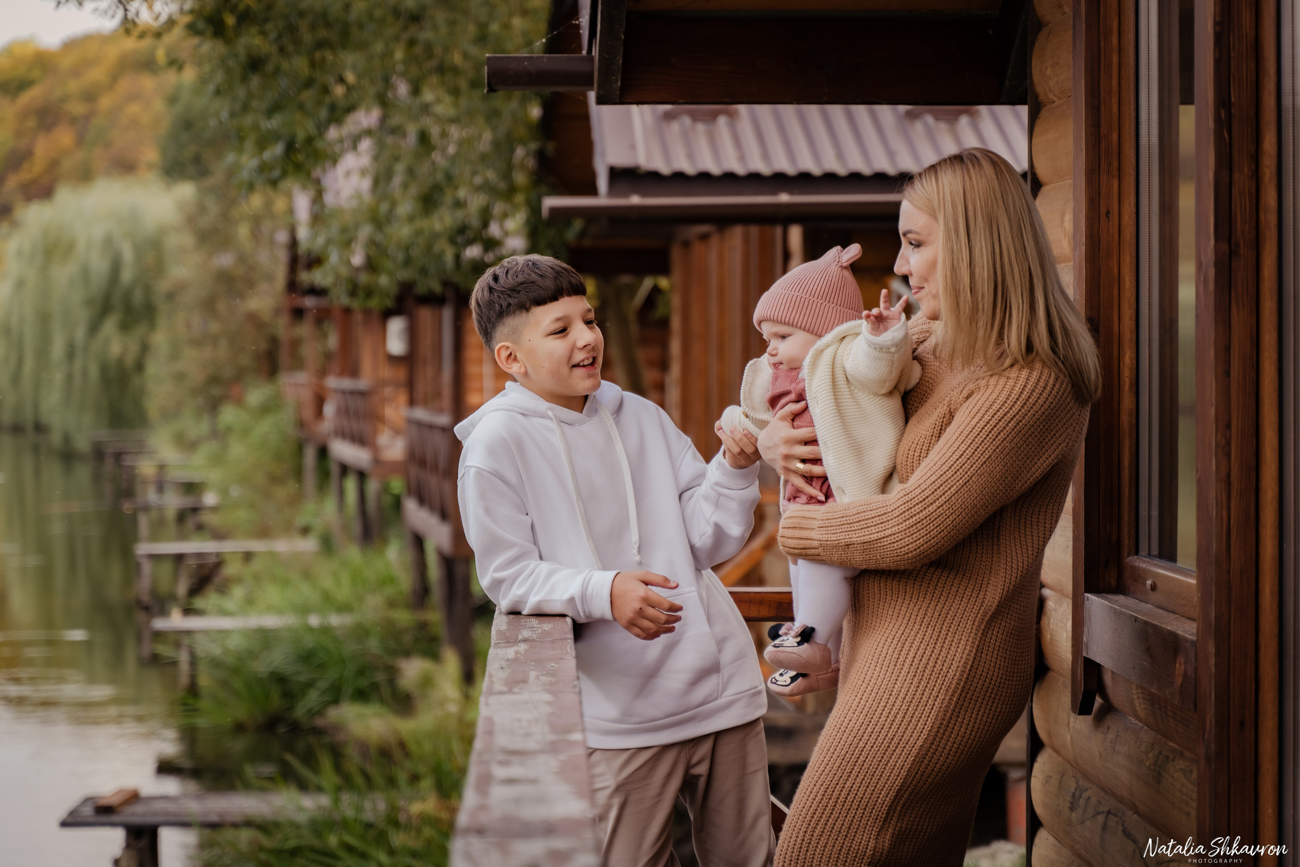 Сімейна фотосесія восени біля води. Family photographer in Kiev Natalia Shkavron