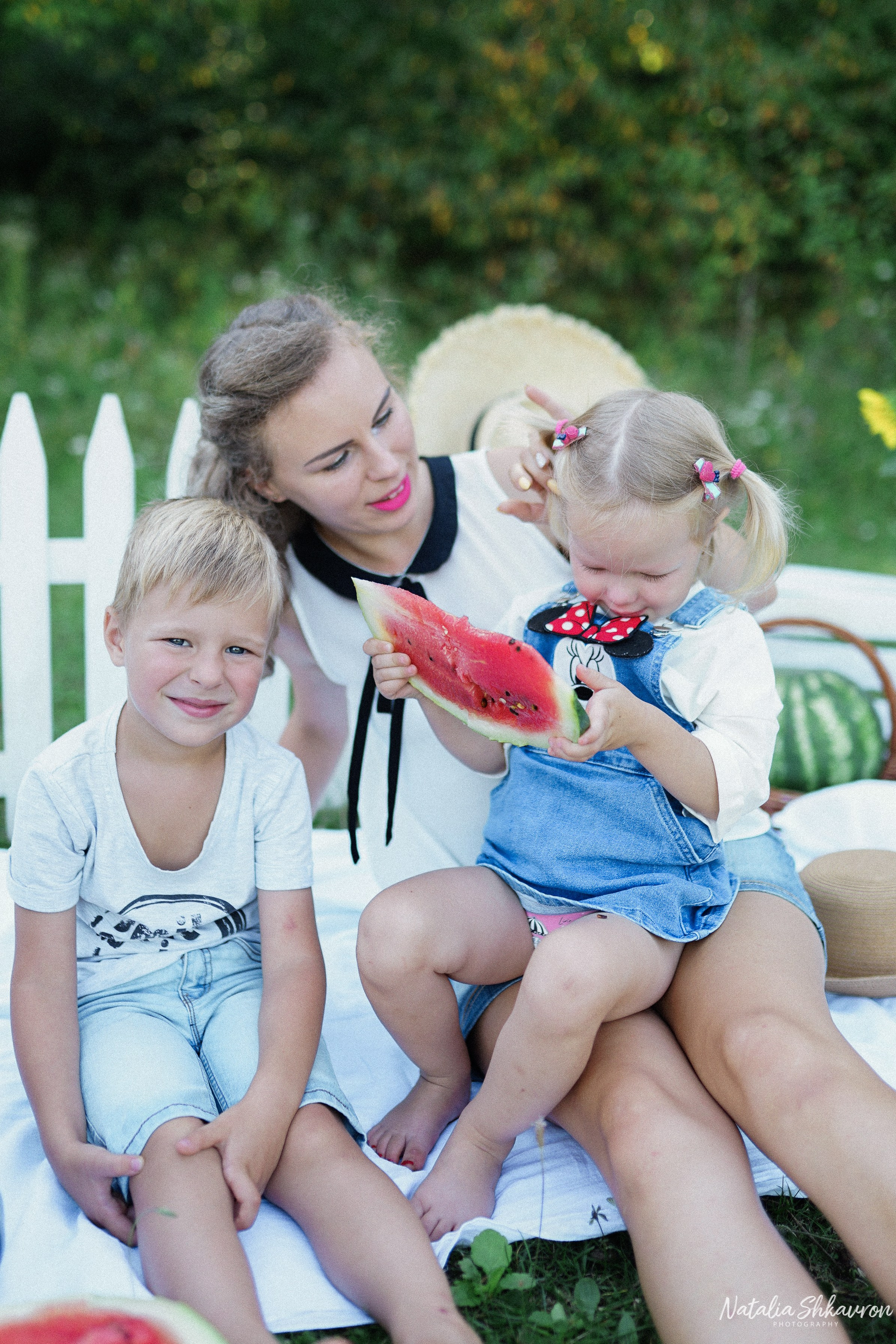 Сімейна фотосесія з кавунами. Family photographer in Kiev Natalia Shkavron