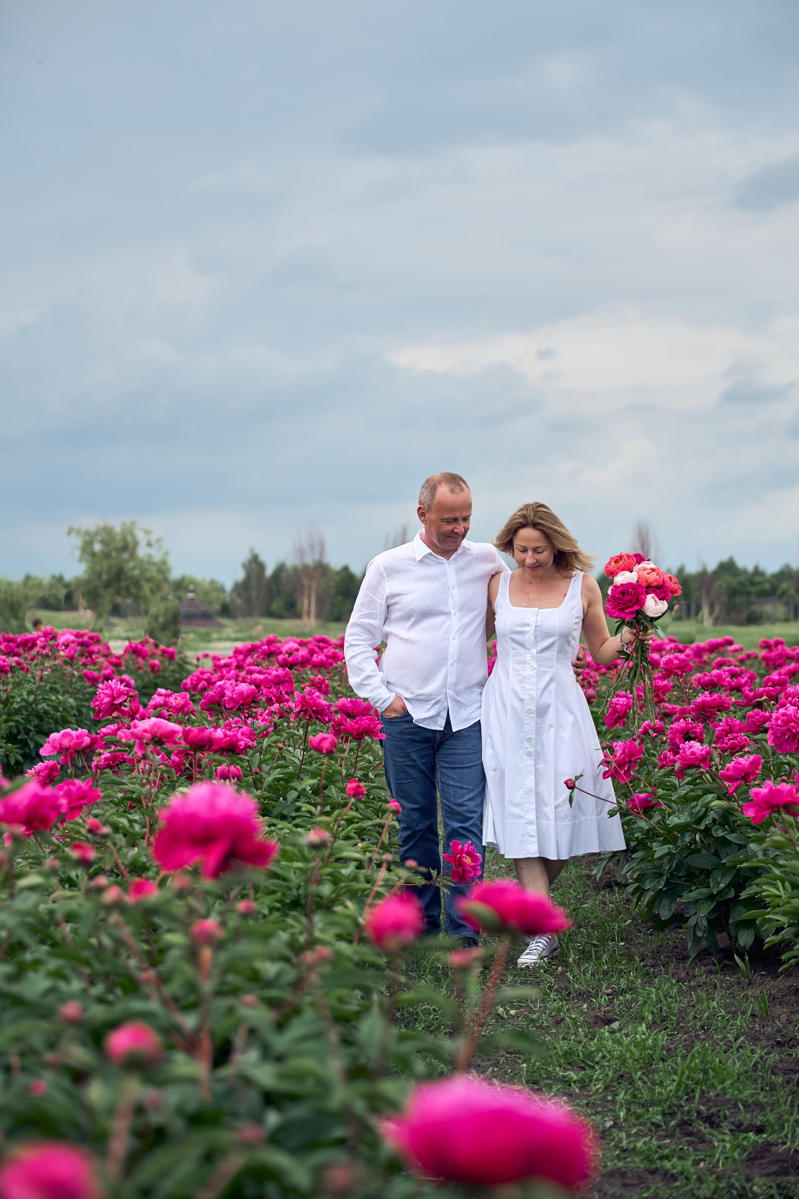Сімейна фотосесія з піонами у Добропарку. Family photographer in Kiev Natalia Shkavron