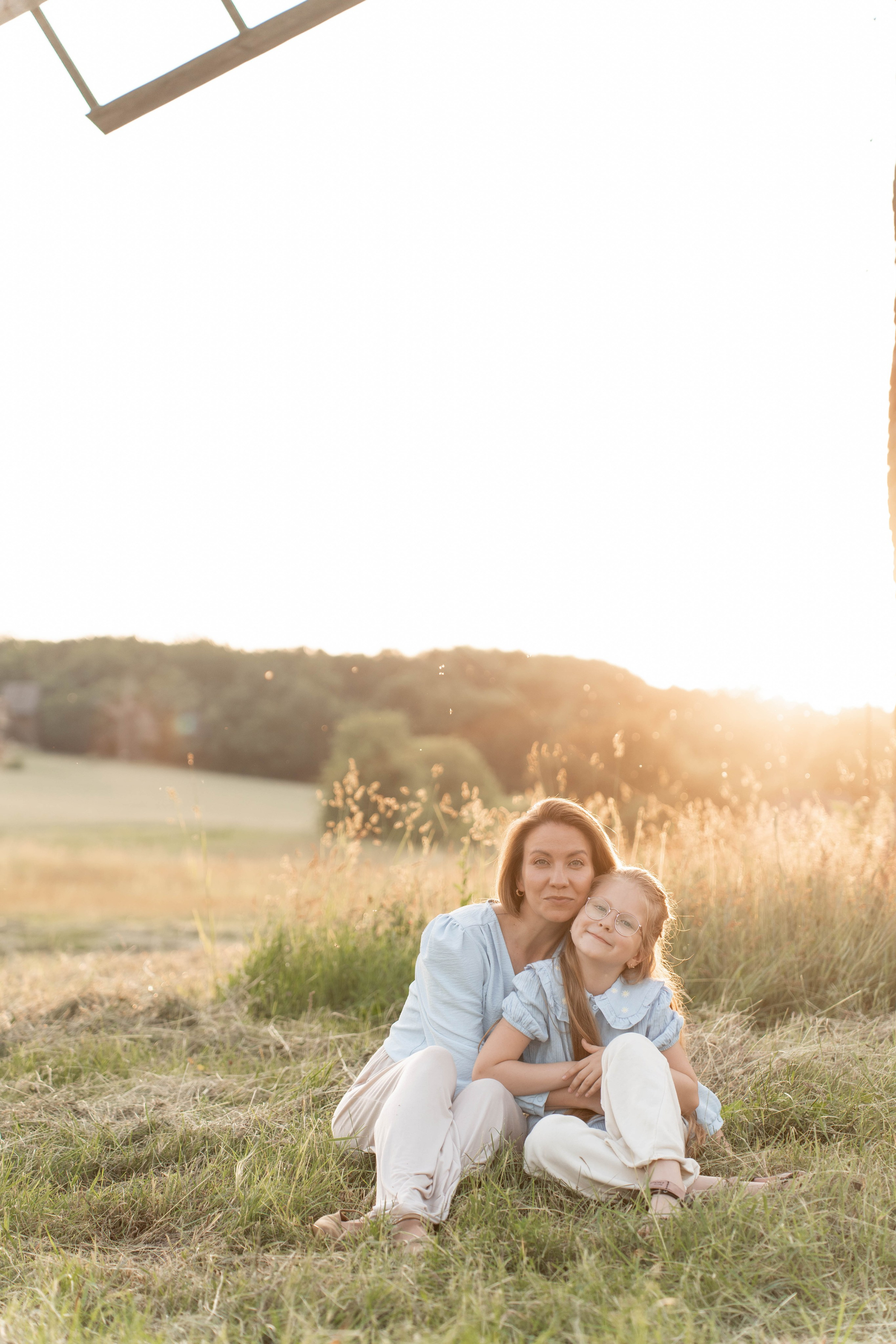 Сімейна фотосесія в Пирогово мами з двома донями. Сімейний фотограф Київ Наталія Шкаврон