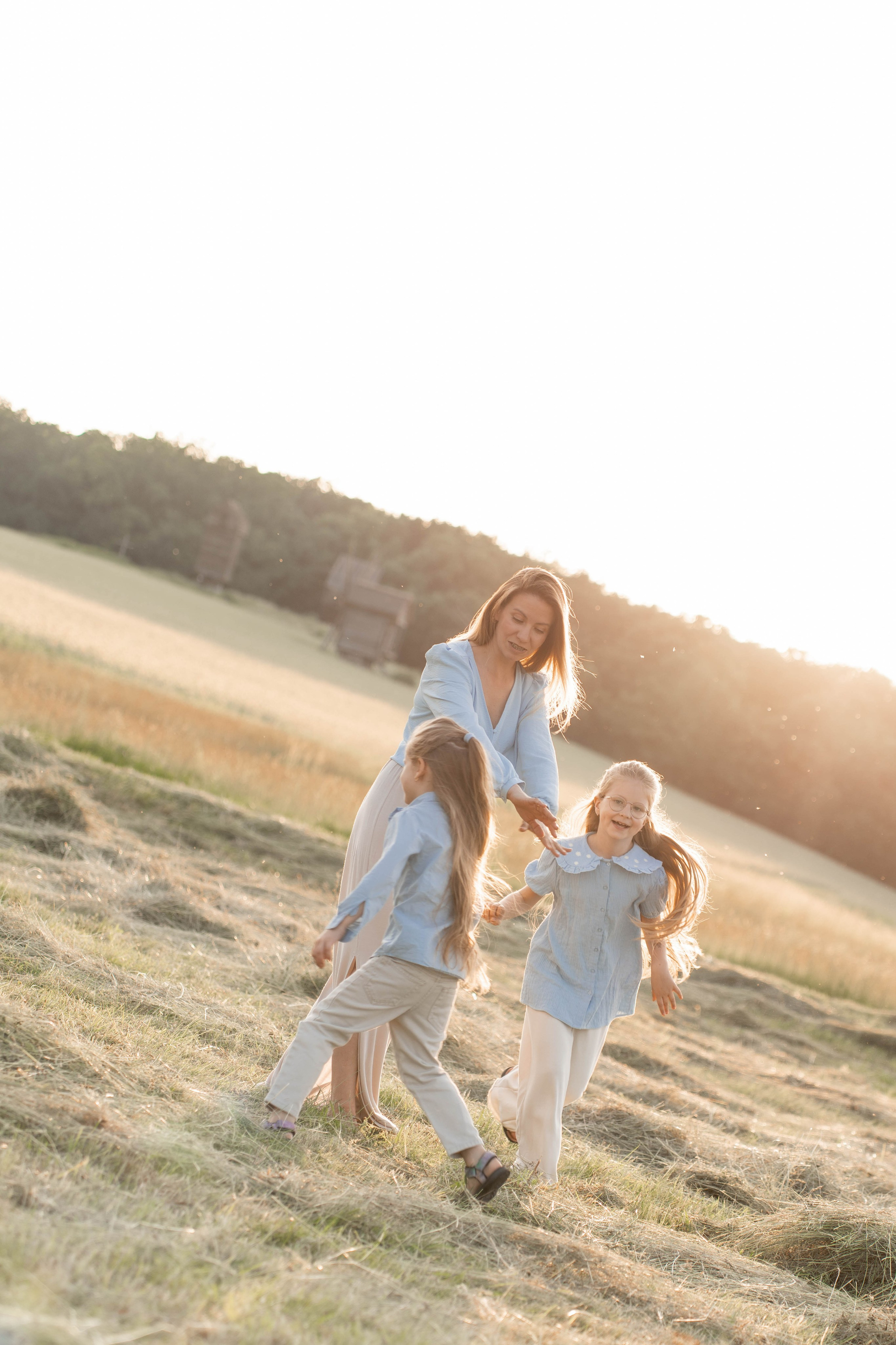 Сімейна фотосесія в Пирогово мами з двома донями. Сімейний фотограф Київ Наталія Шкаврон