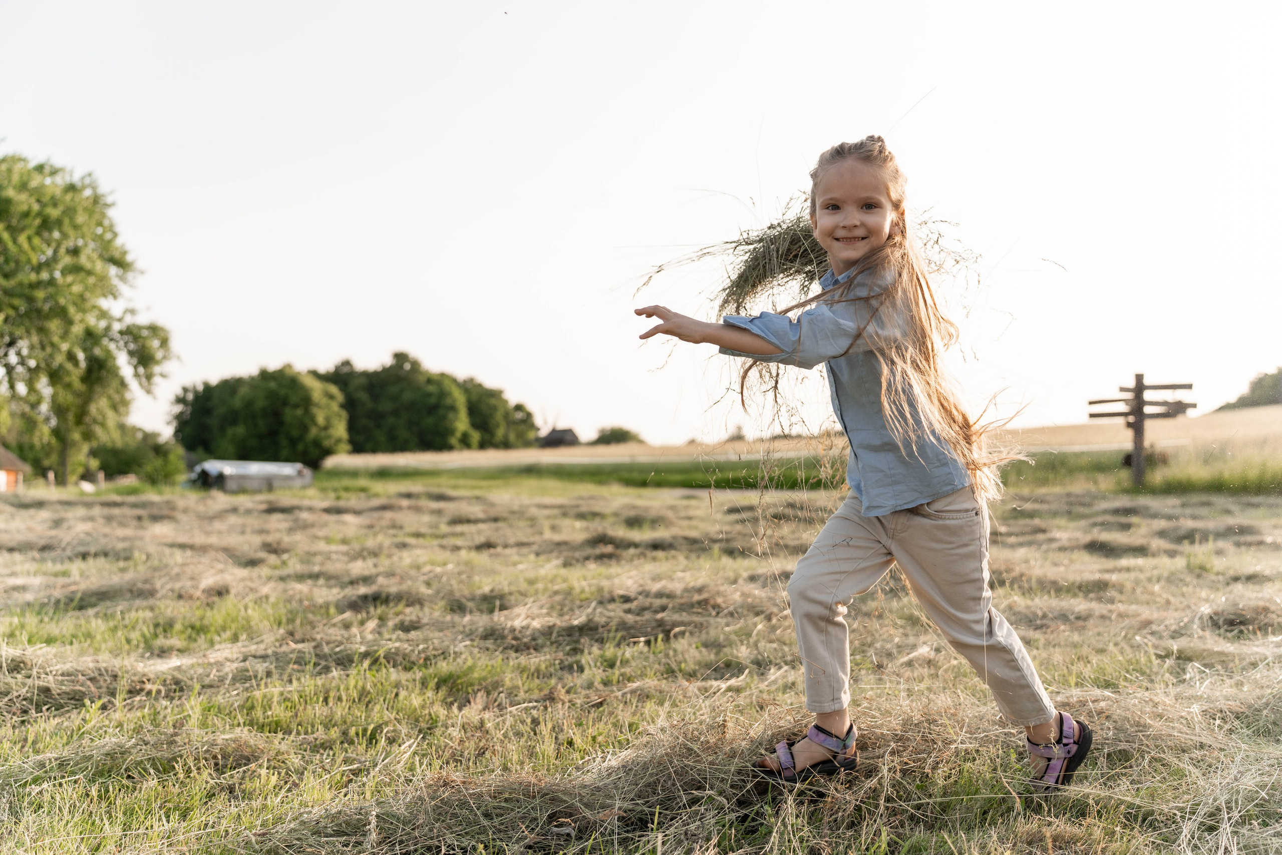 Сімейна фотосесія в Пирогово мами з двома донями. Сімейний фотограф Київ Наталія Шкаврон