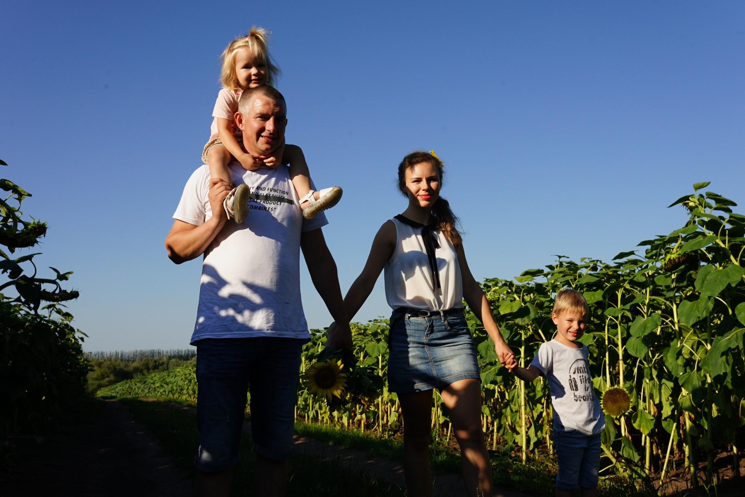 Сімейна фотосесія з кавунами. Family photographer in Kiev Natalia Shkavron