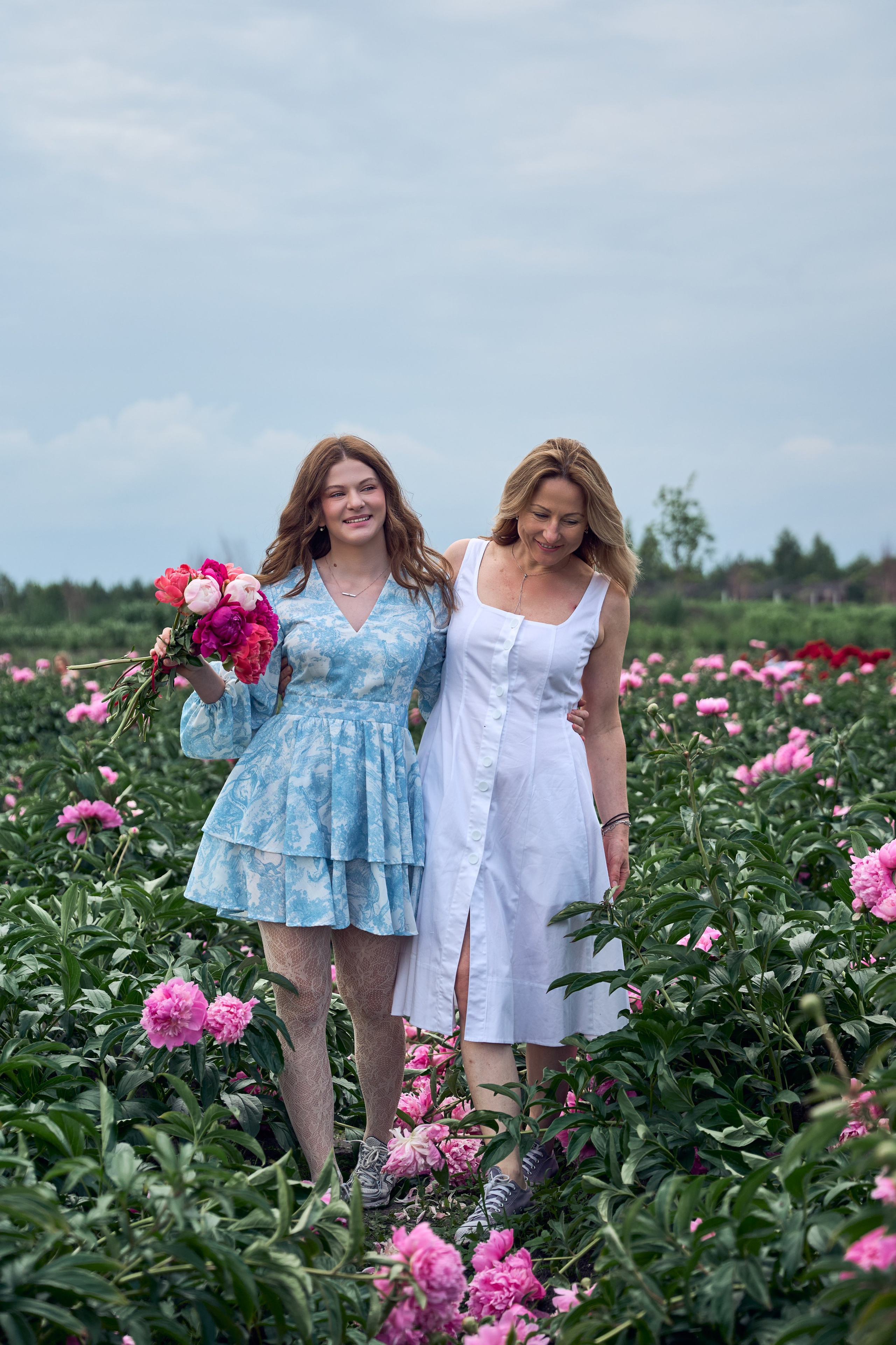 Сімейна фотосесія з піонами у Добропарку. Family photographer in Kiev Natalia Shkavron