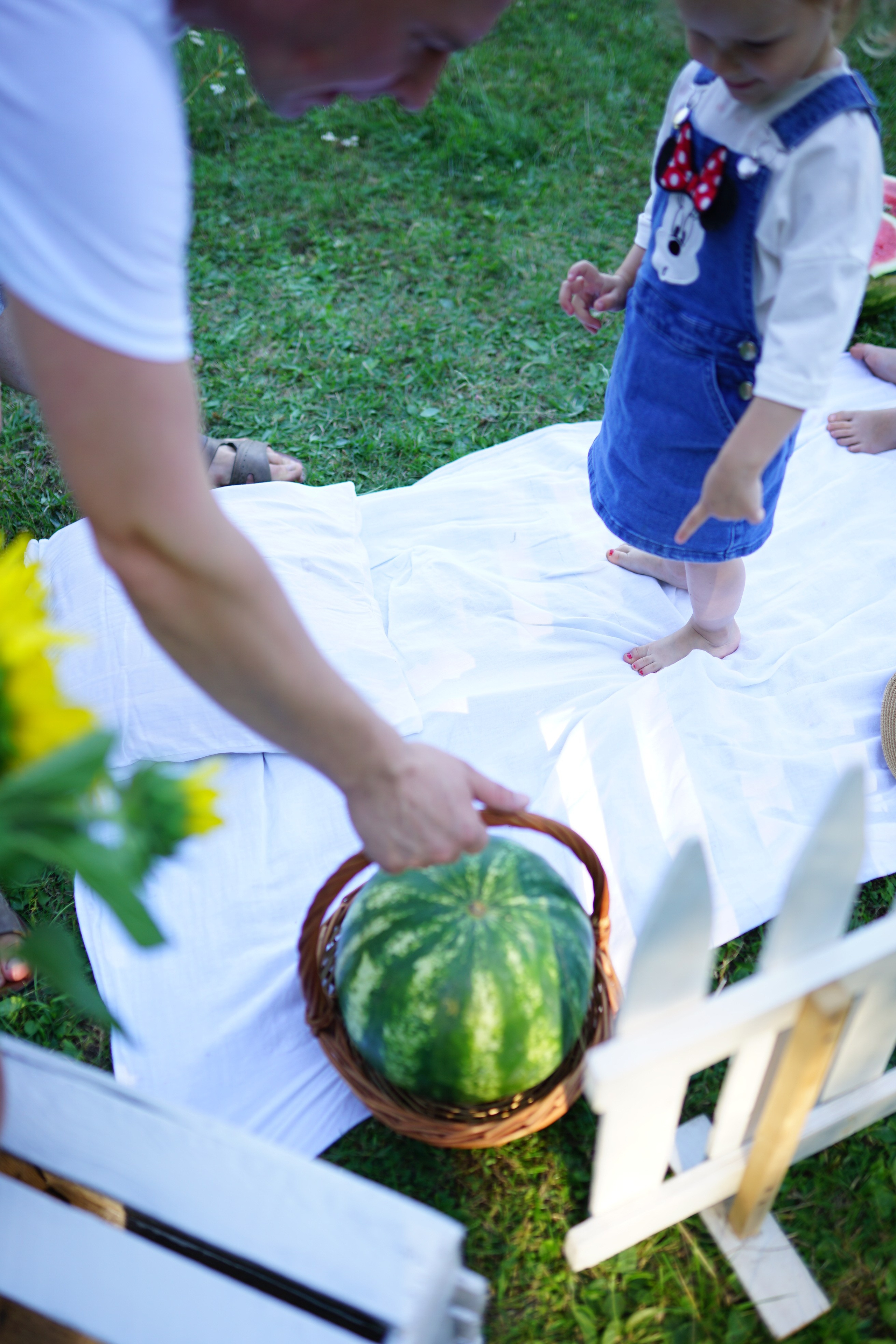 Сімейна фотосесія з кавунами. Family photographer in Kiev Natalia Shkavron