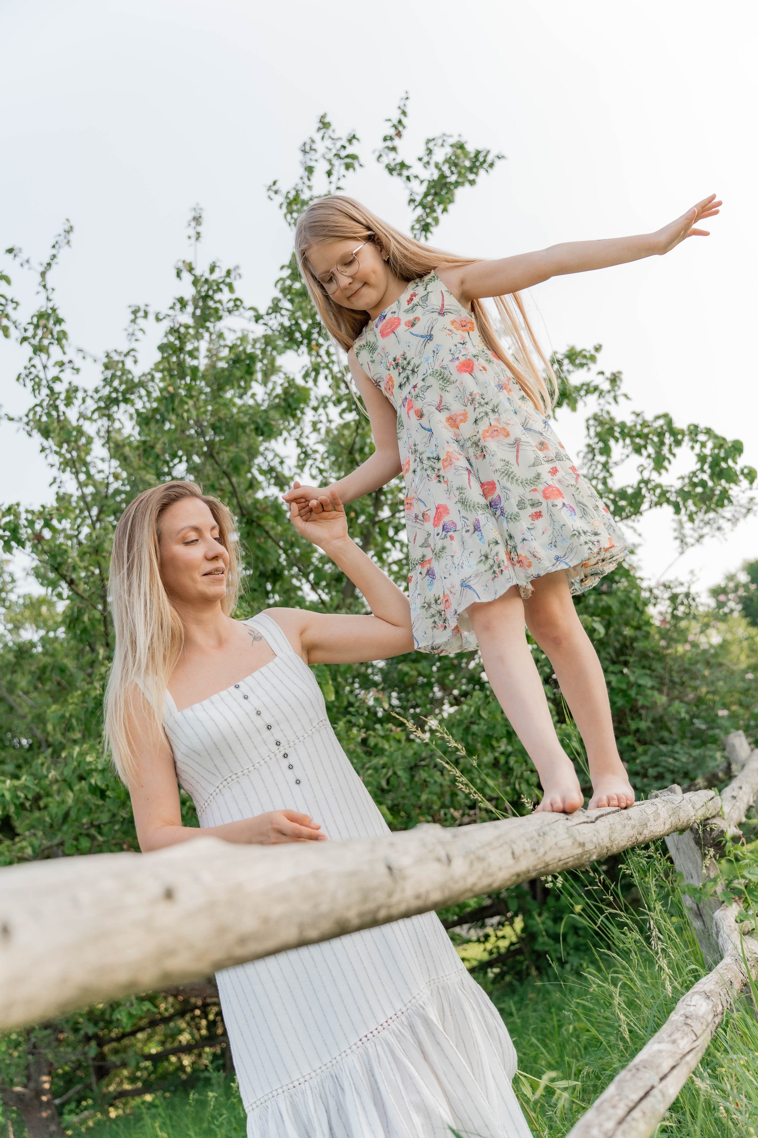 Сімейна фотосесія в Пирогово мами з двома донями. Сімейний фотограф Київ Наталія Шкаврон