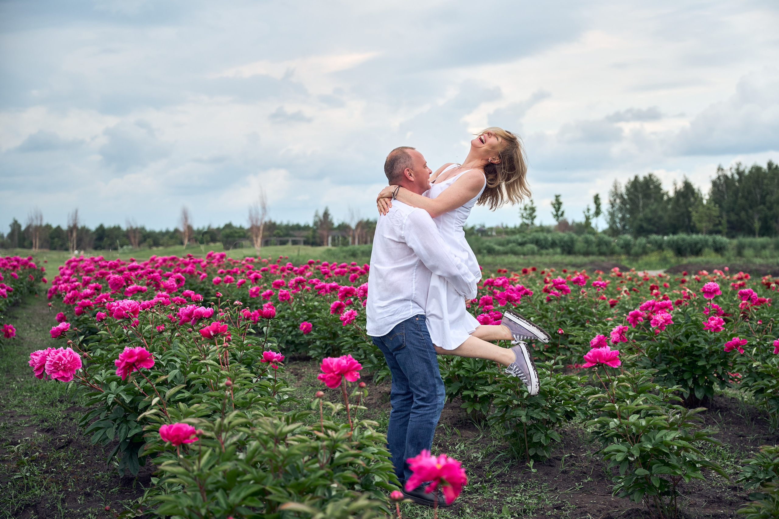 Сімейна фотосесія з піонами у Добропарку. Family photographer in Kiev Natalia Shkavron
