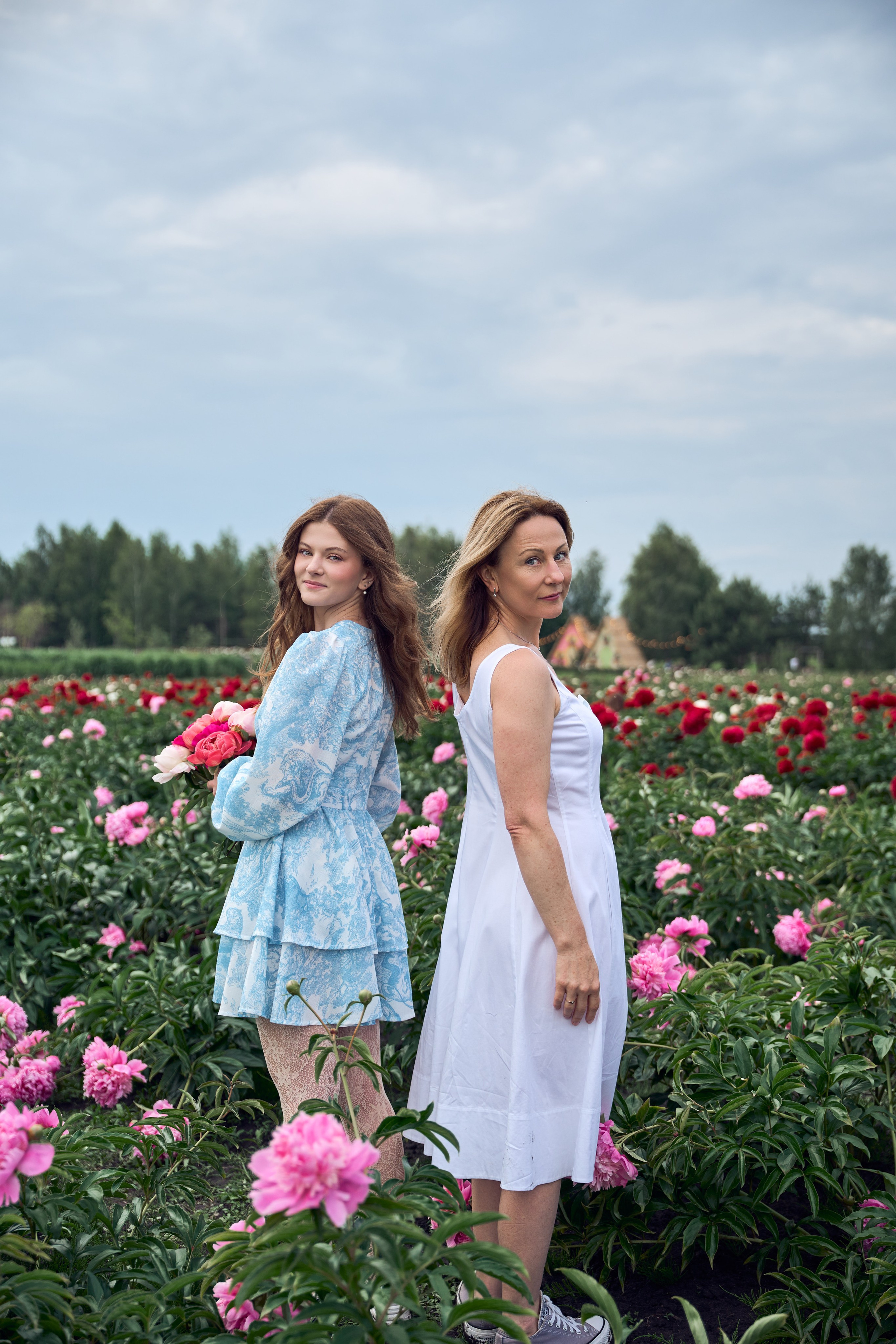Сімейна фотосесія з піонами у Добропарку. Family photographer in Kiev Natalia Shkavron