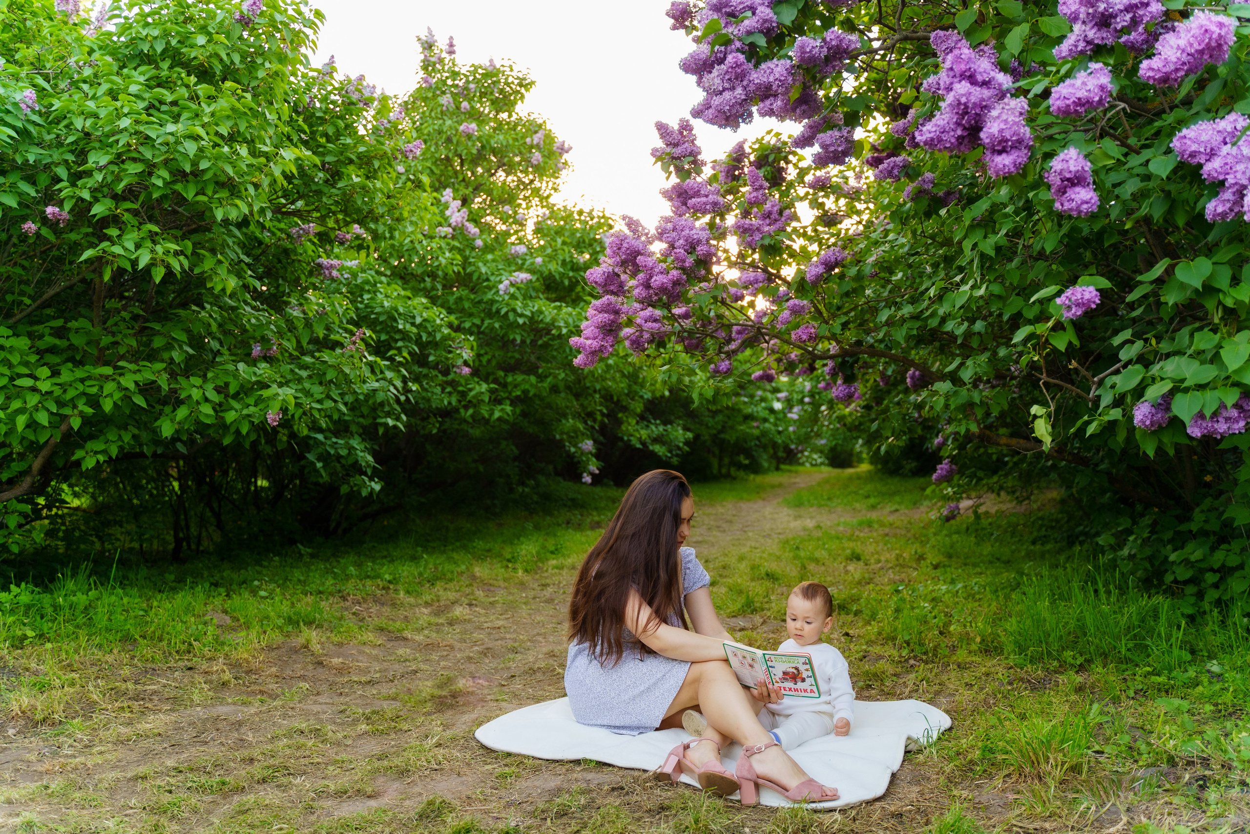 Сімейна фотосесія в бузку Київ. Сімейний фотограф Київ Наталія Шкаврон