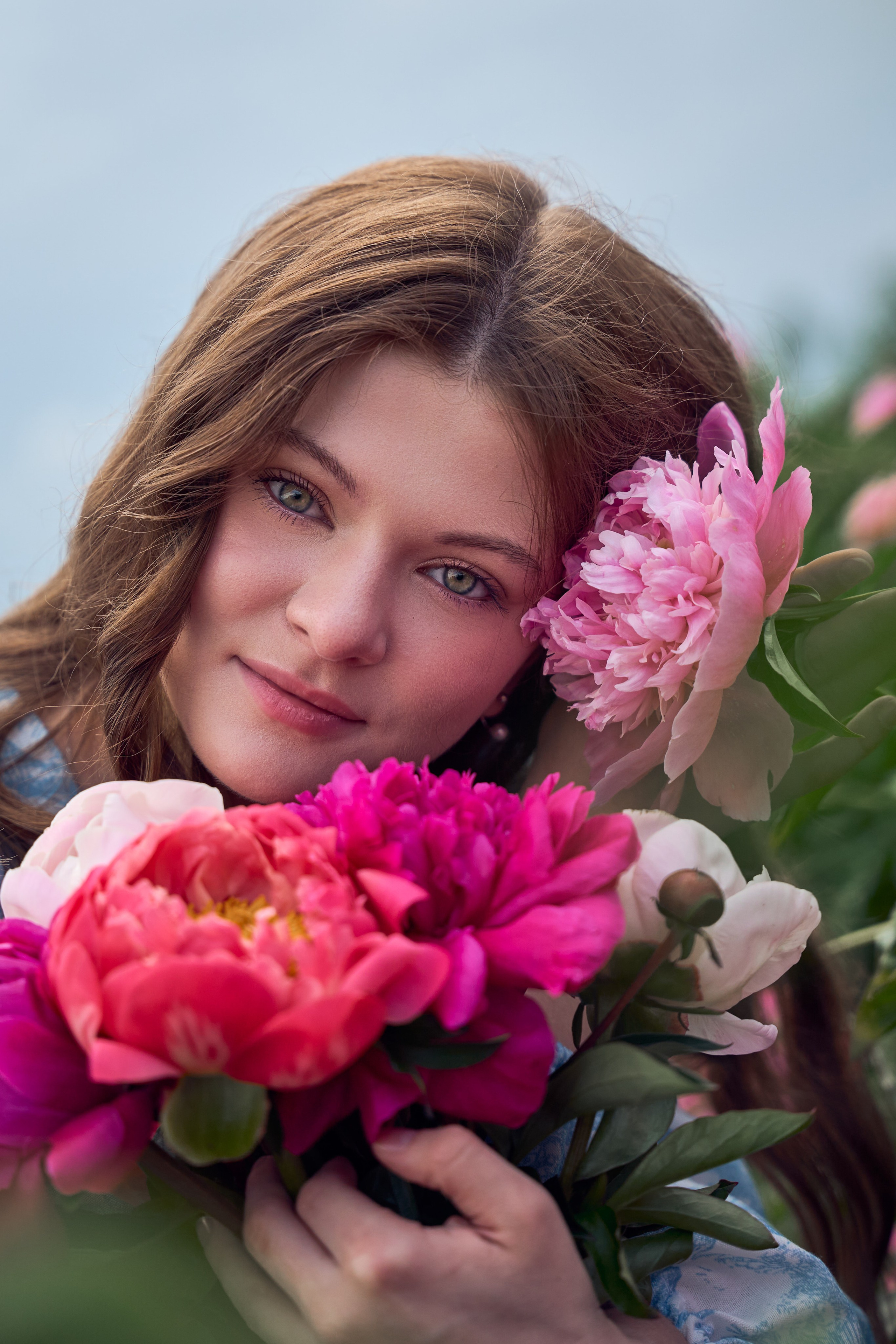 Сімейна фотосесія з піонами у Добропарку. Family photographer in Kiev Natalia Shkavron