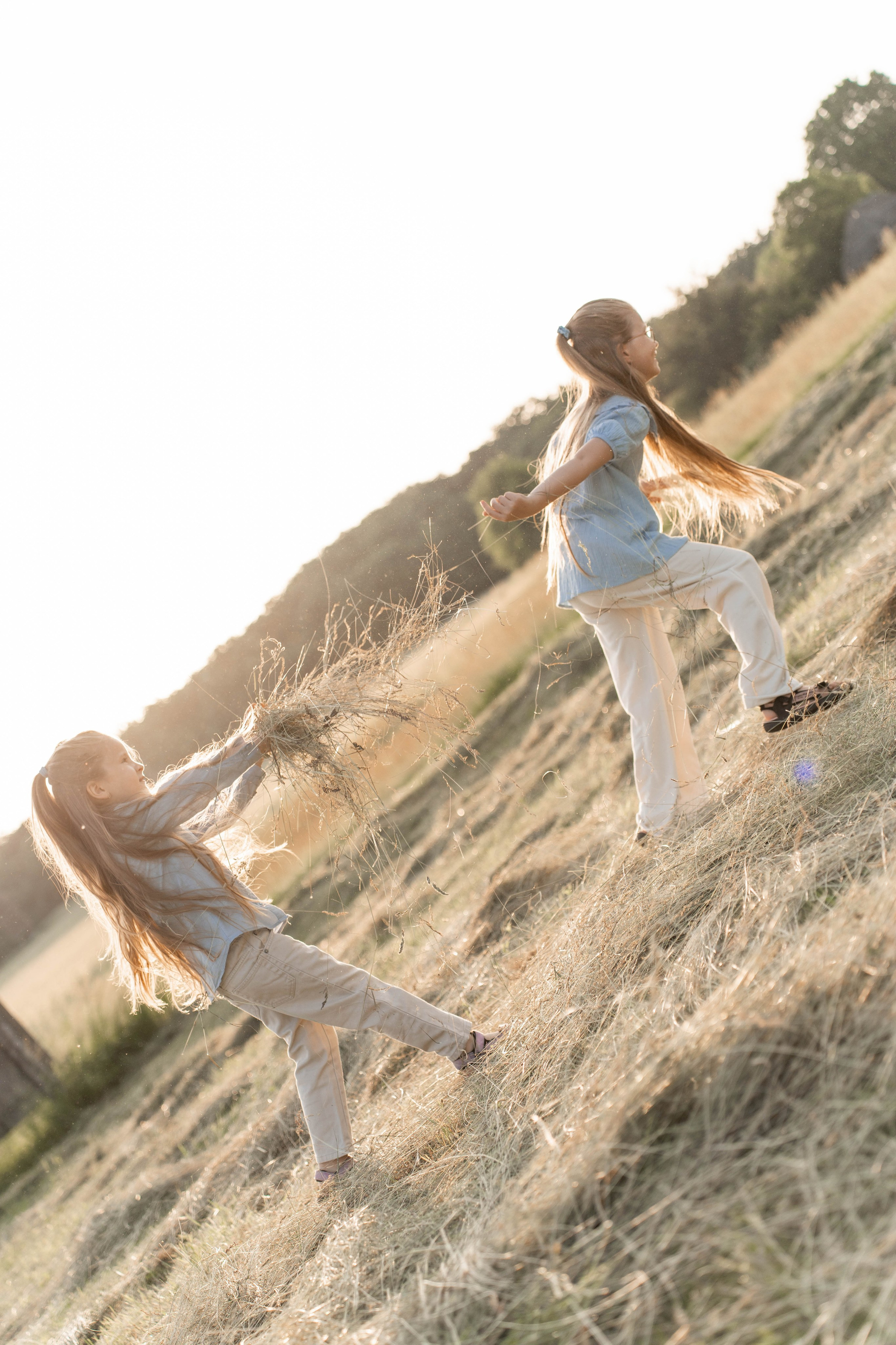 Сімейна фотосесія в Пирогово мами з двома донями. Сімейний фотограф Київ Наталія Шкаврон