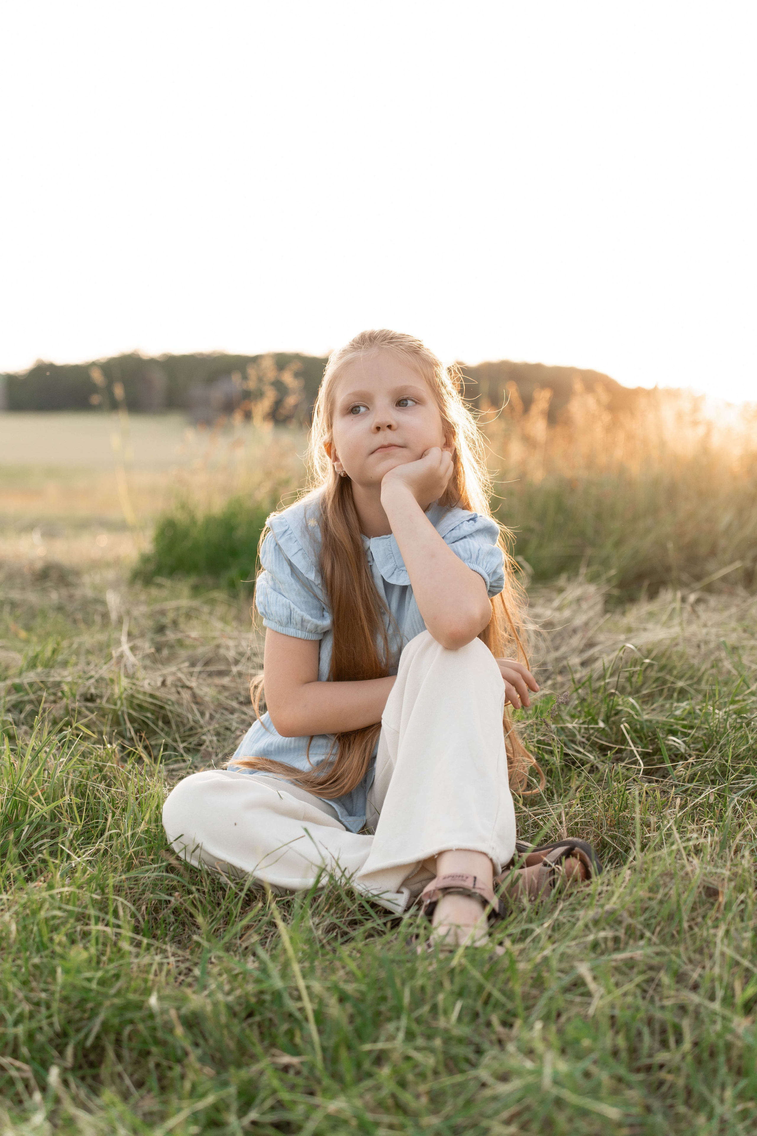 Сімейна фотосесія в Пирогово мами з двома донями. Сімейний фотограф Київ Наталія Шкаврон
