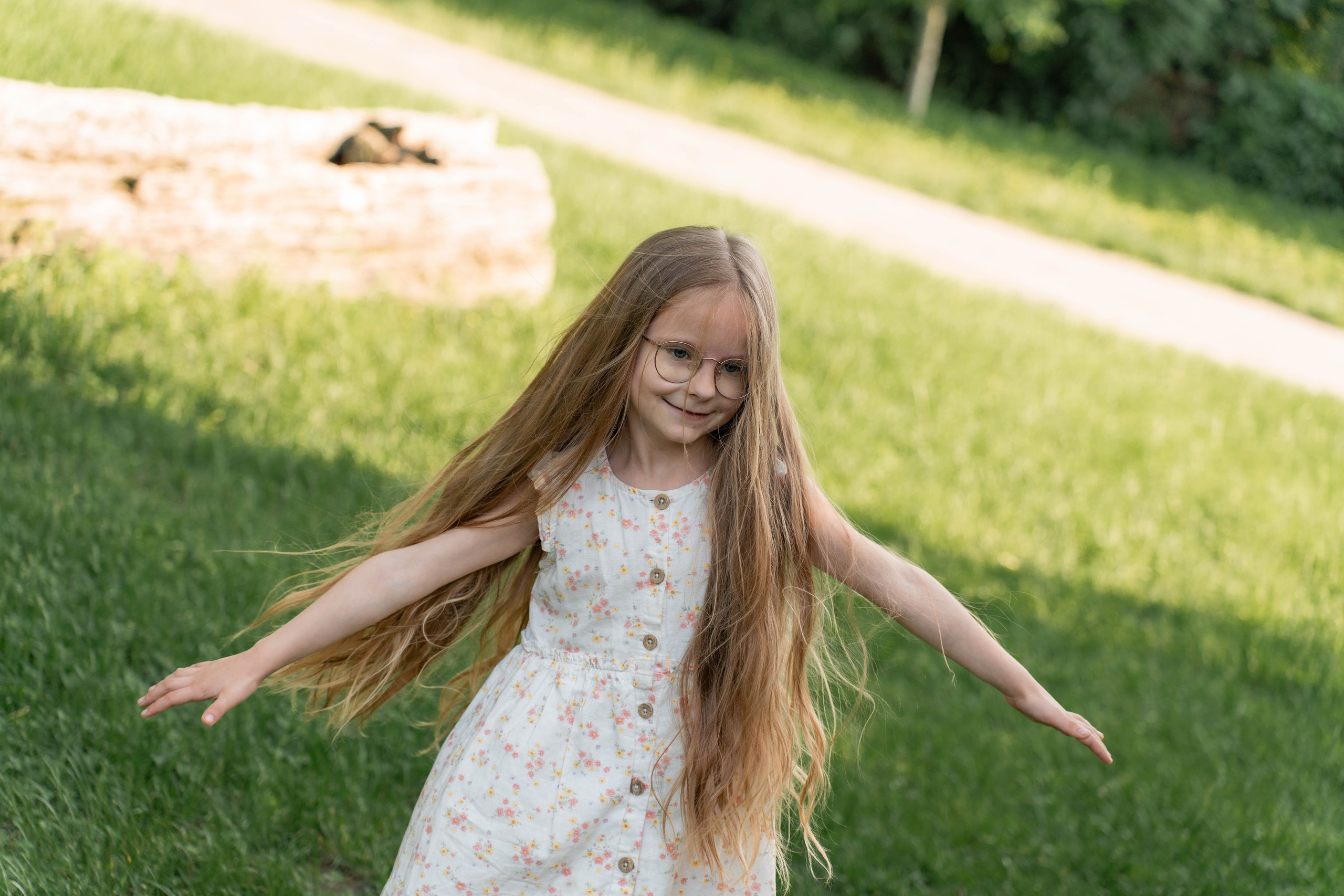 Сімейна фотосесія в Пирогово мами з двома донями. Сімейний фотограф Київ Наталія Шкаврон