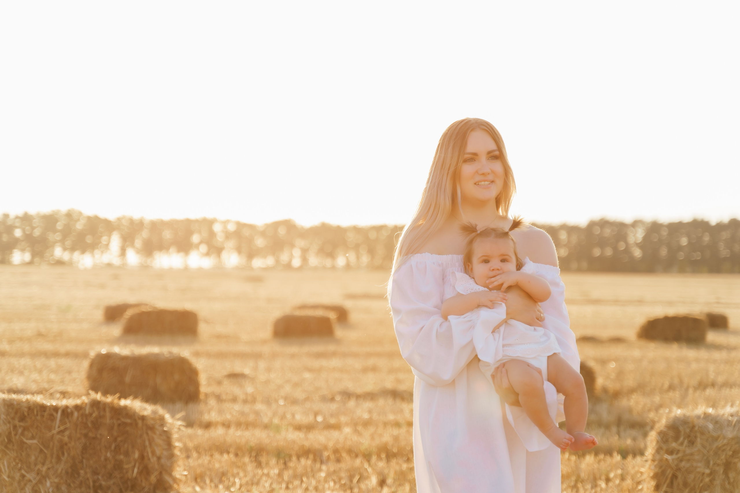 Фотосесія мама та доня в полі з тюками соломи. Сімейний фотограф Київ Наталія Шкаврон