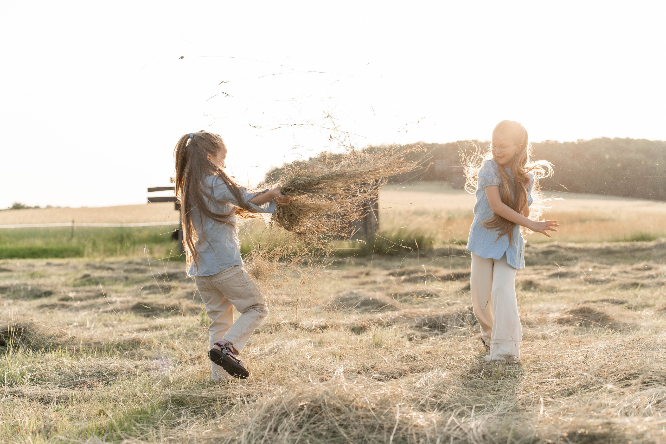 Сімейна фотосесія в Пирогово мами з двома донями. Сімейний фотограф Київ Наталія Шкаврон