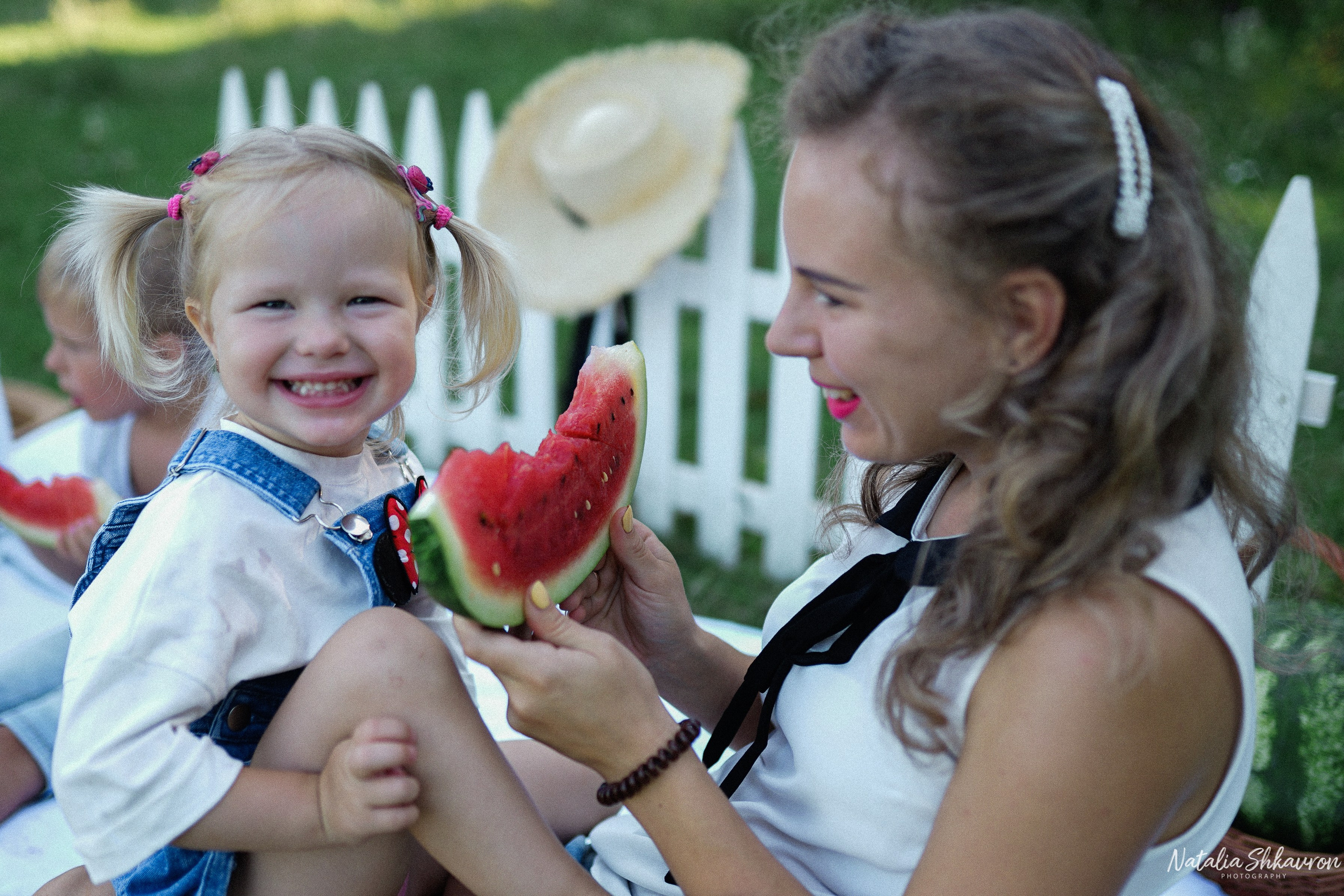 Сімейна фотосесія з кавунами. Family photographer in Kiev Natalia Shkavron