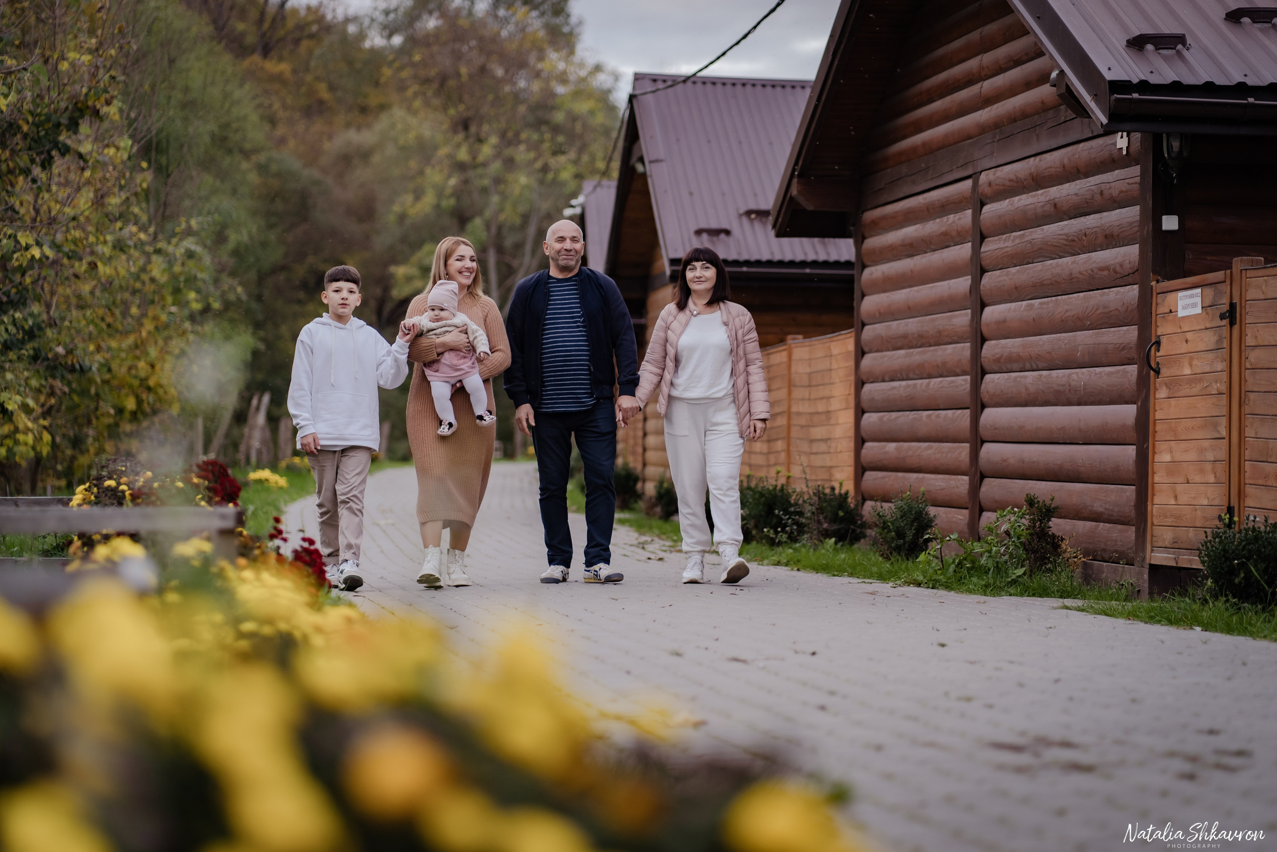 Сімейна фотосесія восени біля води. Family photographer in Kiev Natalia Shkavron