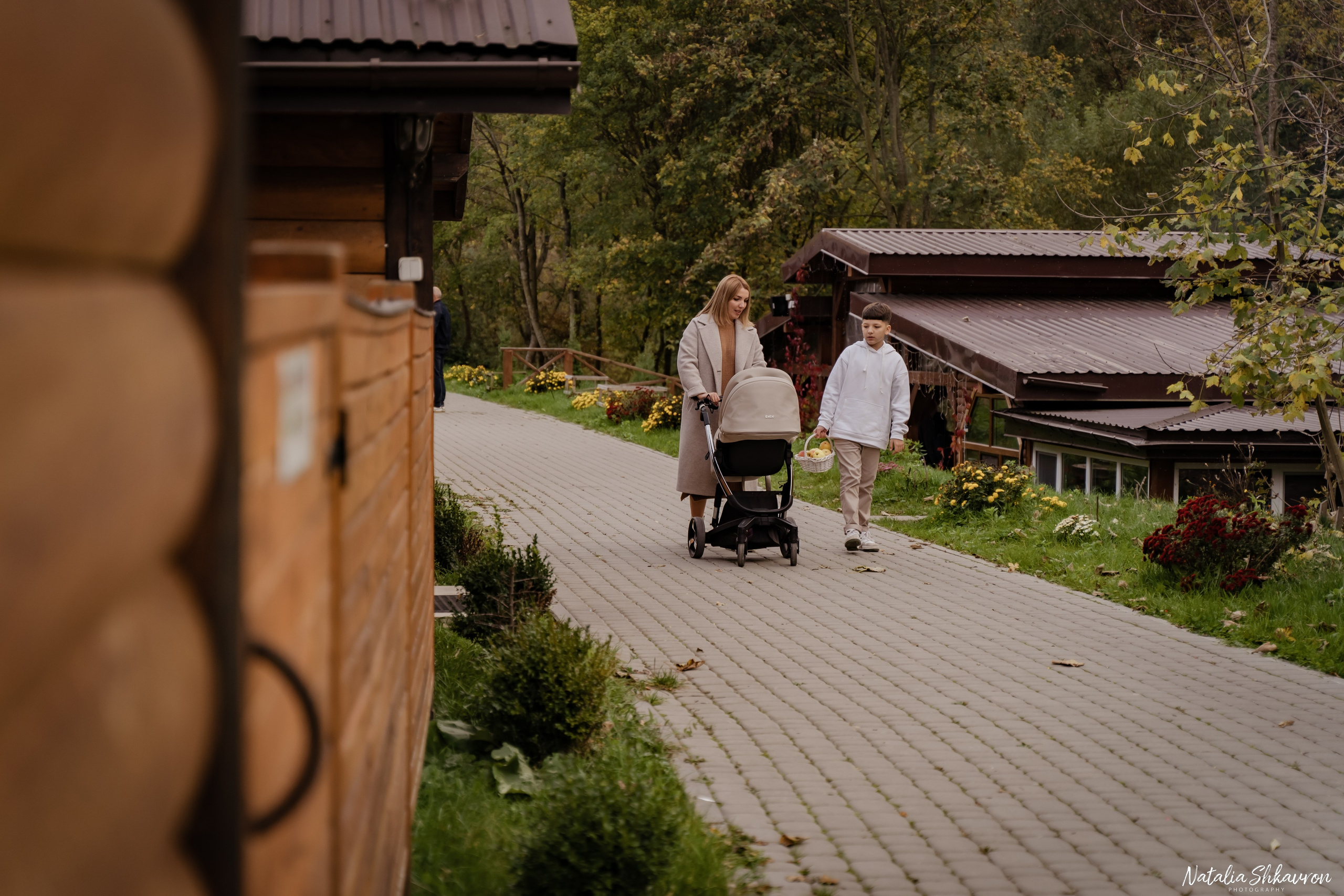 Сімейна фотосесія восени біля води. Family photographer in Kiev Natalia Shkavron