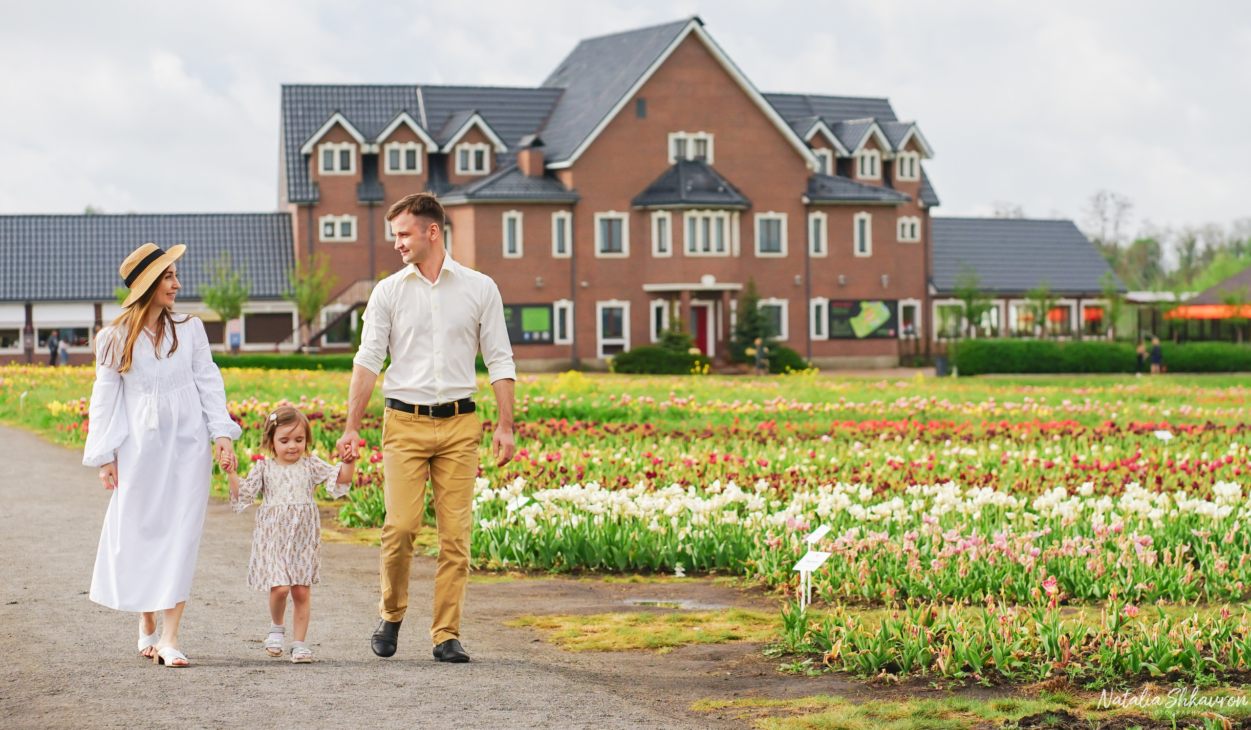 Сімейна фотосесія в тюльпанах. Сімейний фотограф Київ Наталія Шкаврон
