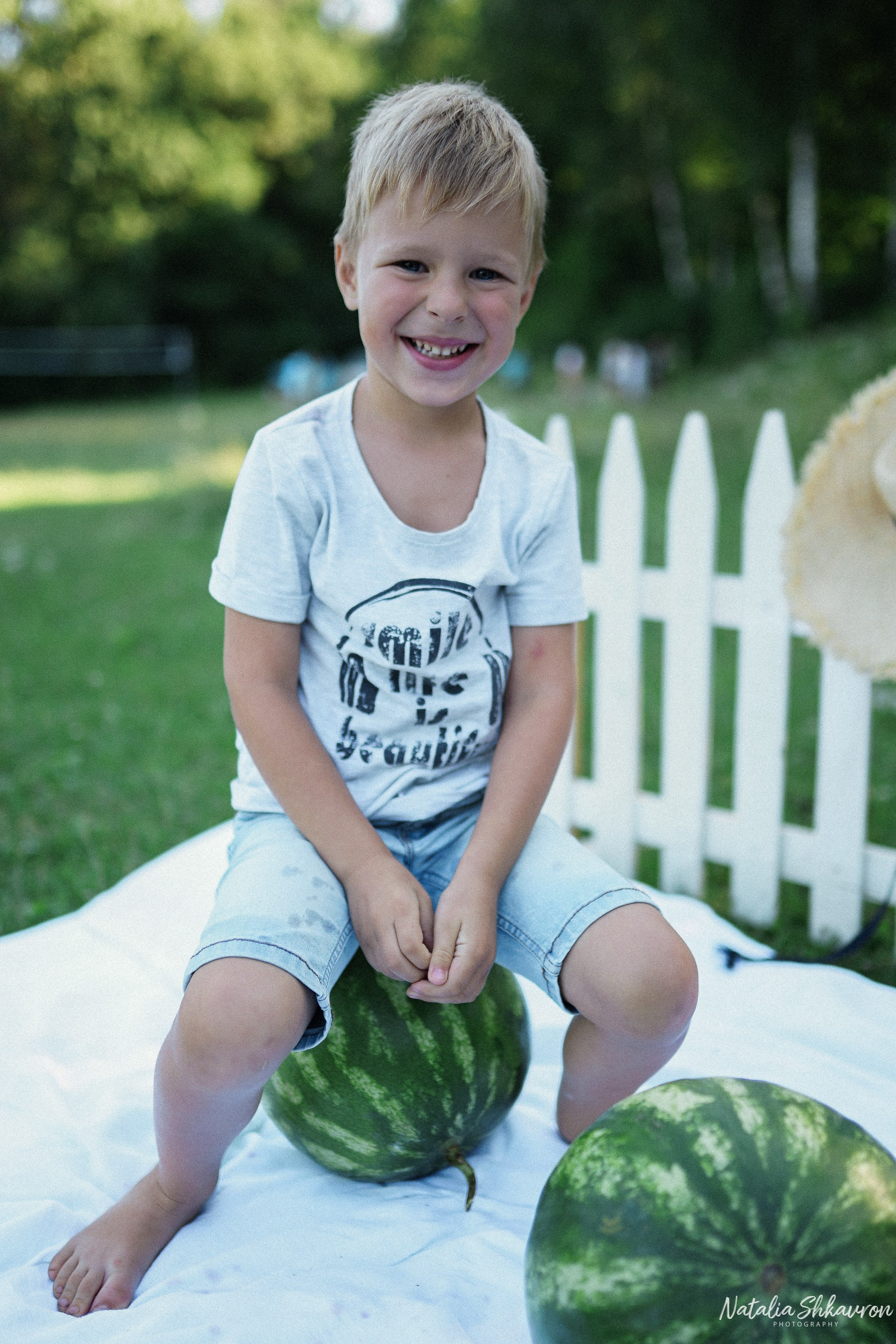 Сімейна фотосесія з кавунами. Family photographer in Kiev Natalia Shkavron