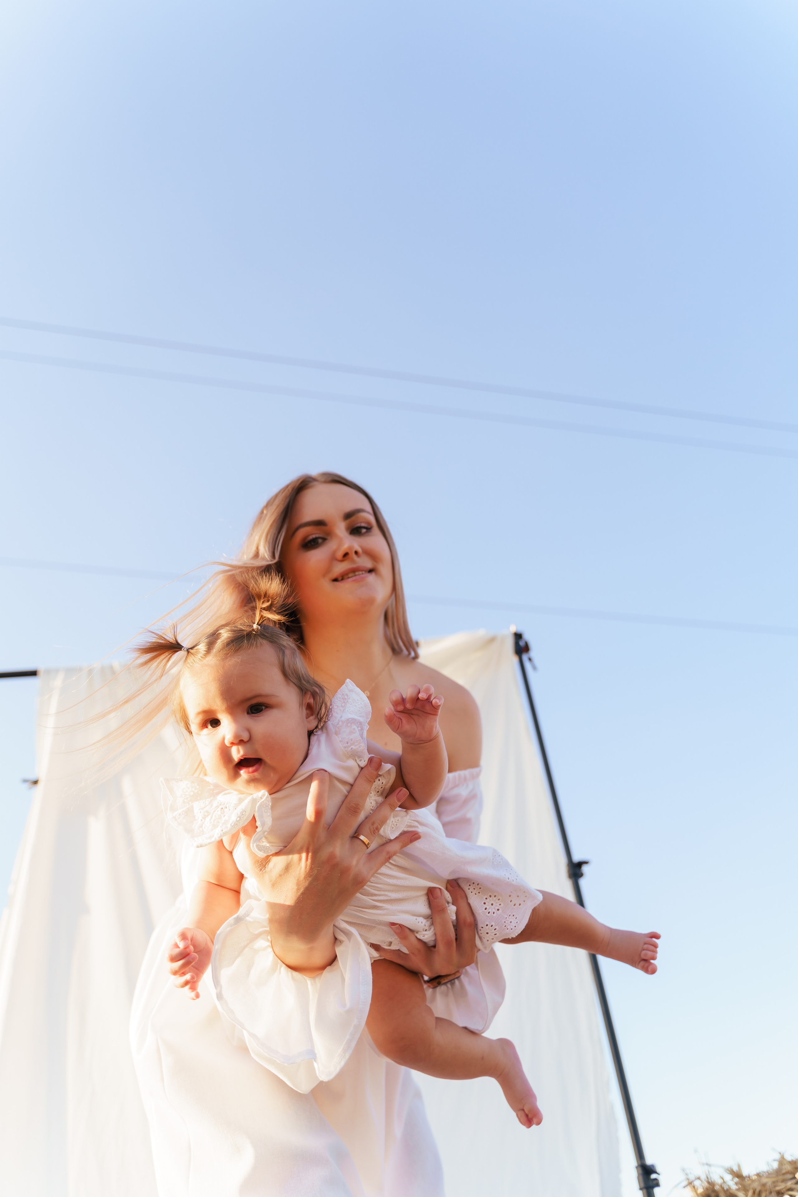 Фотосесія мама та доня в полі з тюками соломи. Сімейний фотограф Київ Наталія Шкаврон