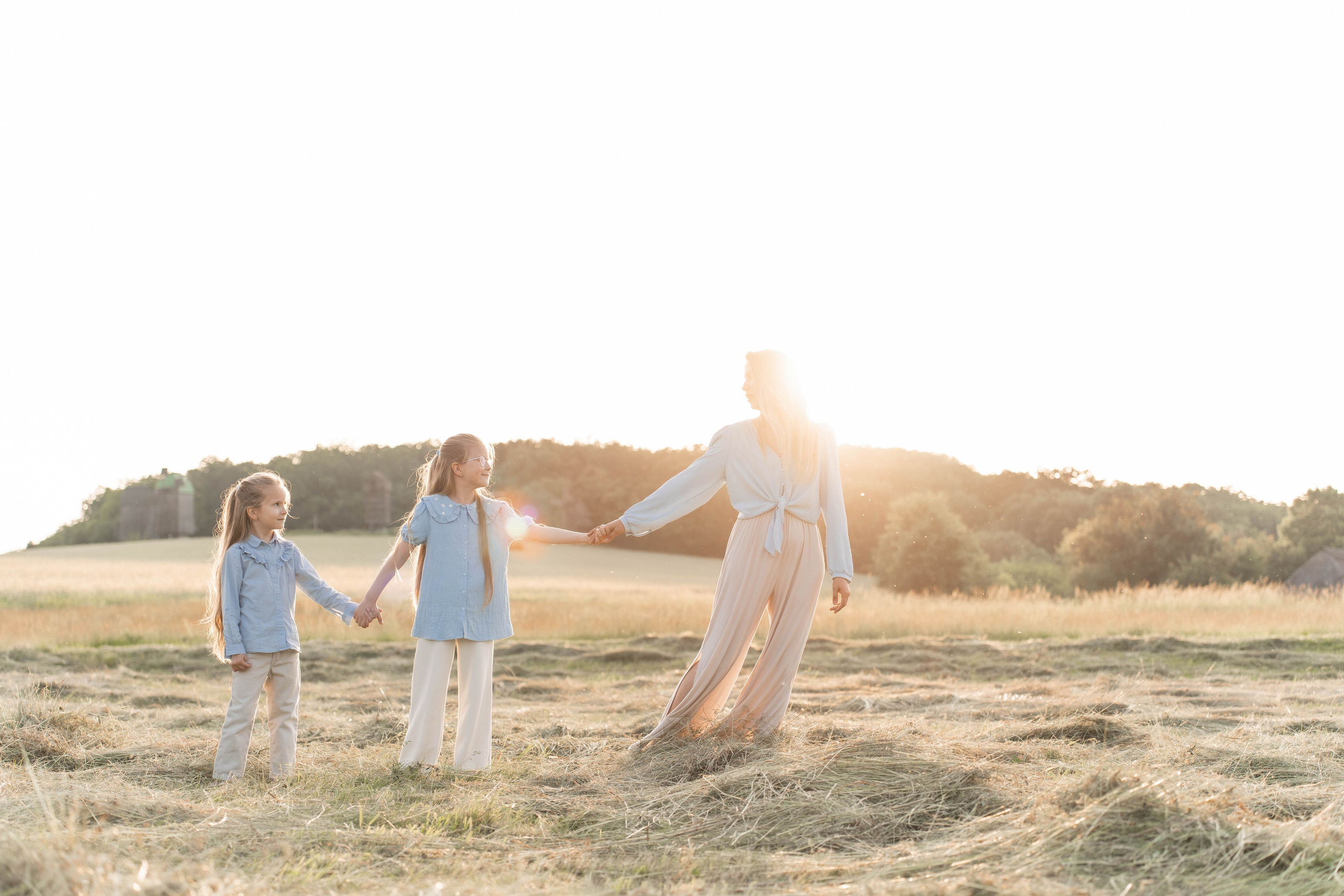 Сімейна фотосесія в Пирогово мами з двома донями. Сімейний фотограф Київ Наталія Шкаврон