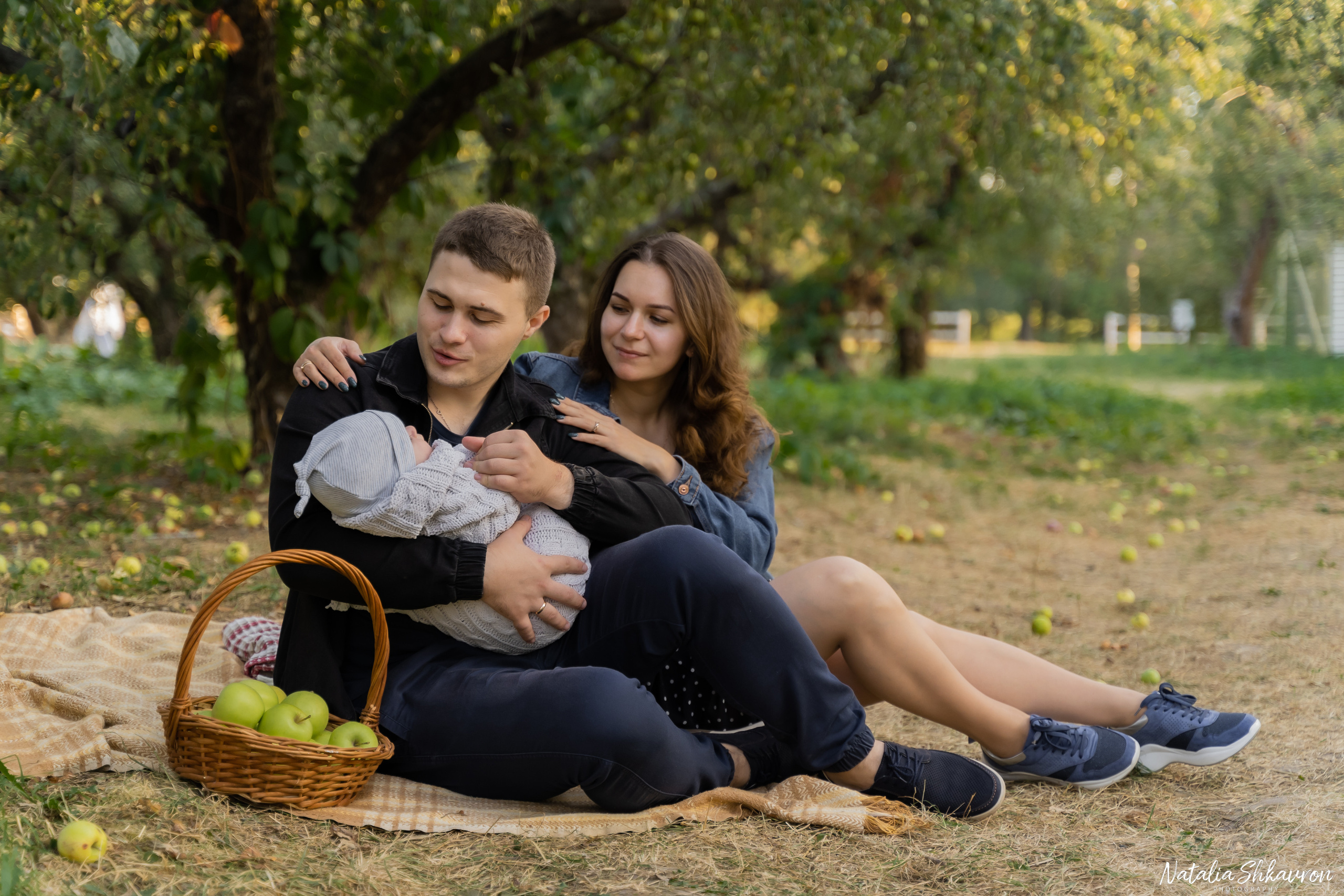 Сімейна фотосесія в яблуневому саду. Сімейний фотограф Київ Наталія Шкаврон
