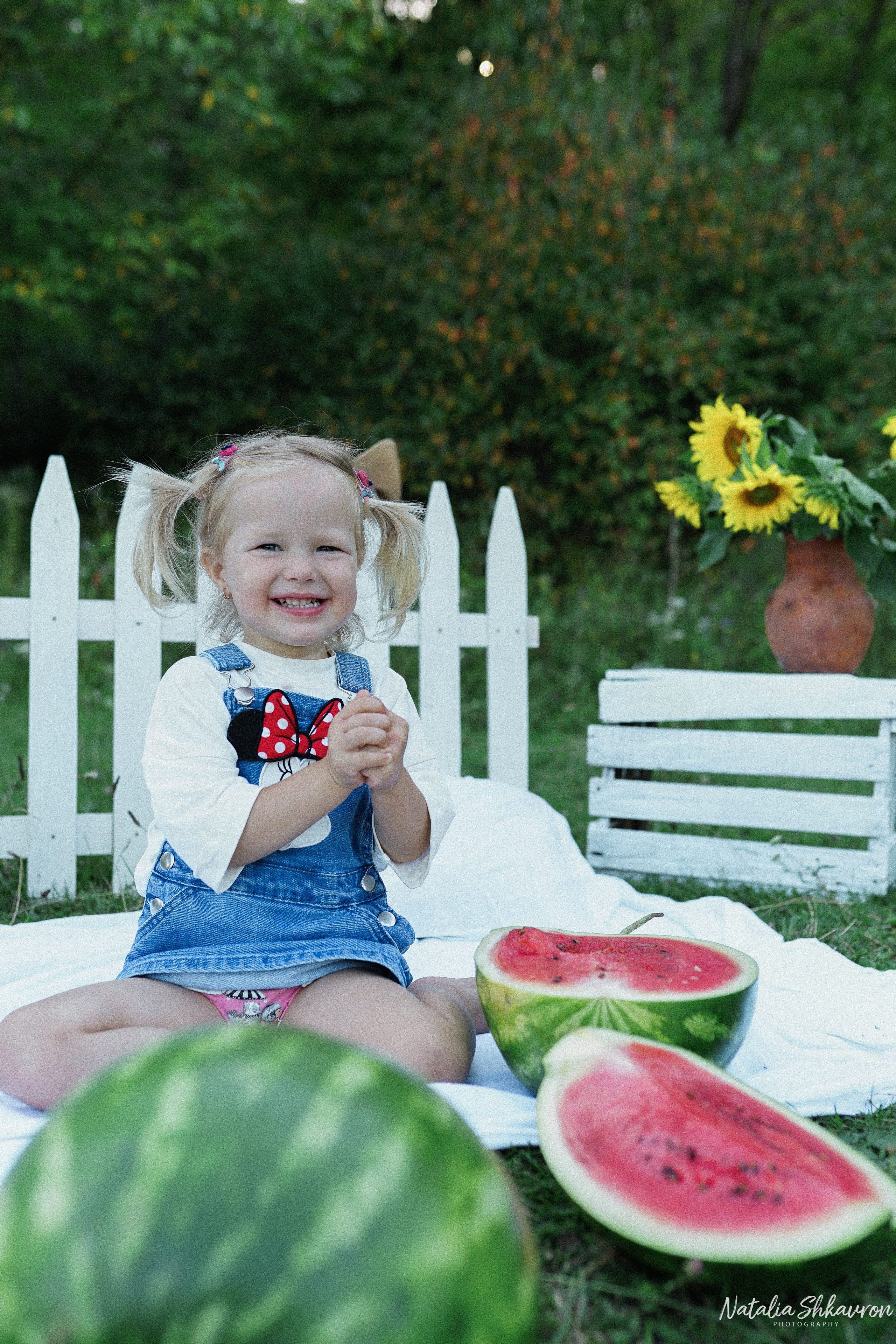 Сімейна фотосесія з кавунами. Family photographer in Kiev Natalia Shkavron