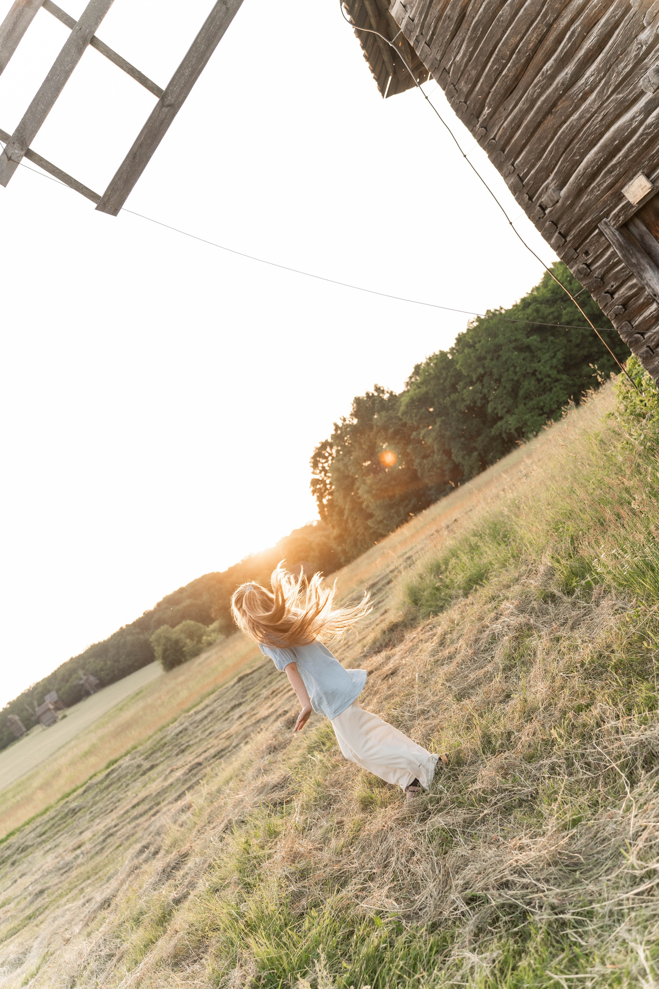 Сімейна фотосесія в Пирогово мами з двома донями. Сімейний фотограф Київ Наталія Шкаврон