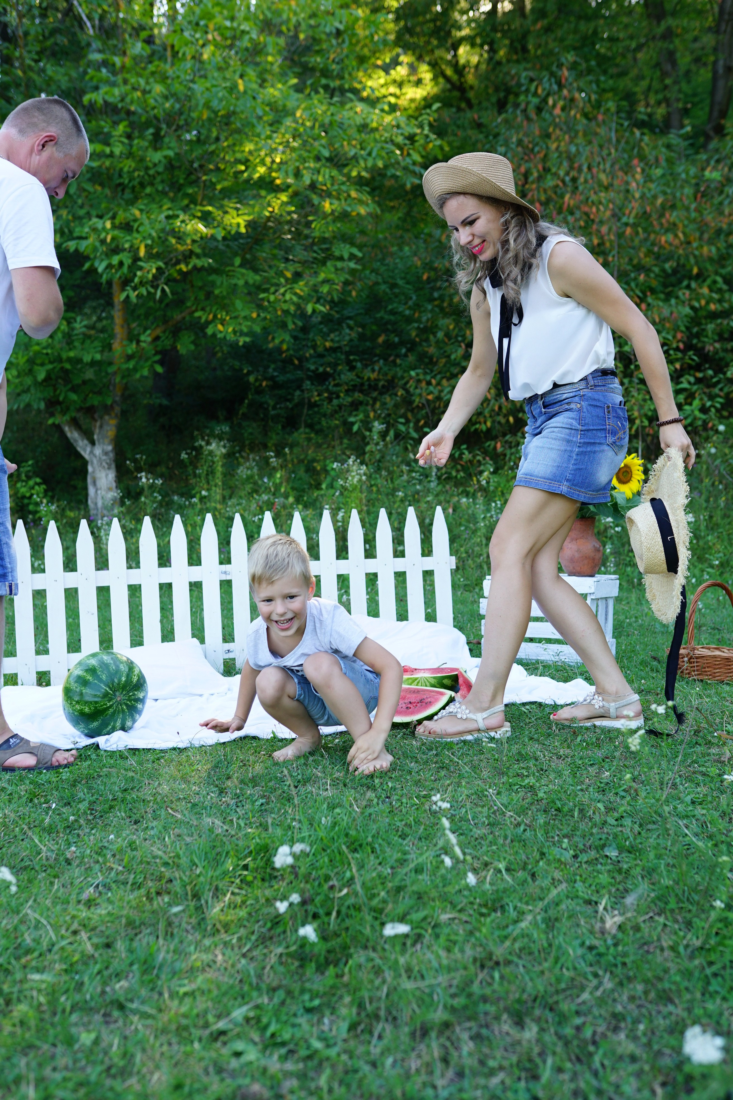 Сімейна фотосесія з кавунами. Family photographer in Kiev Natalia Shkavron