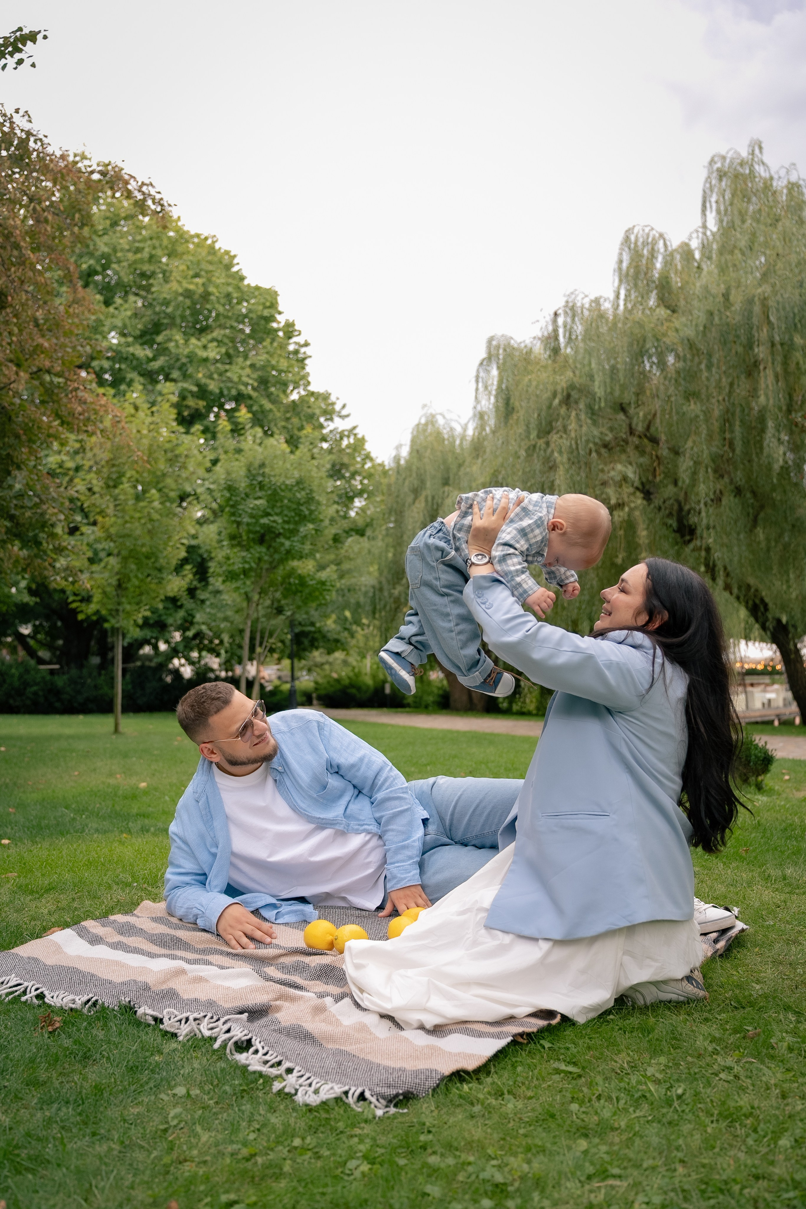 сімейна фотосесія, фотограф київ, фотосесія біля ресторану прага, фотосесія біля парку Прага, сімейна фотосесія, сімейна фотосесія на ВДНГ