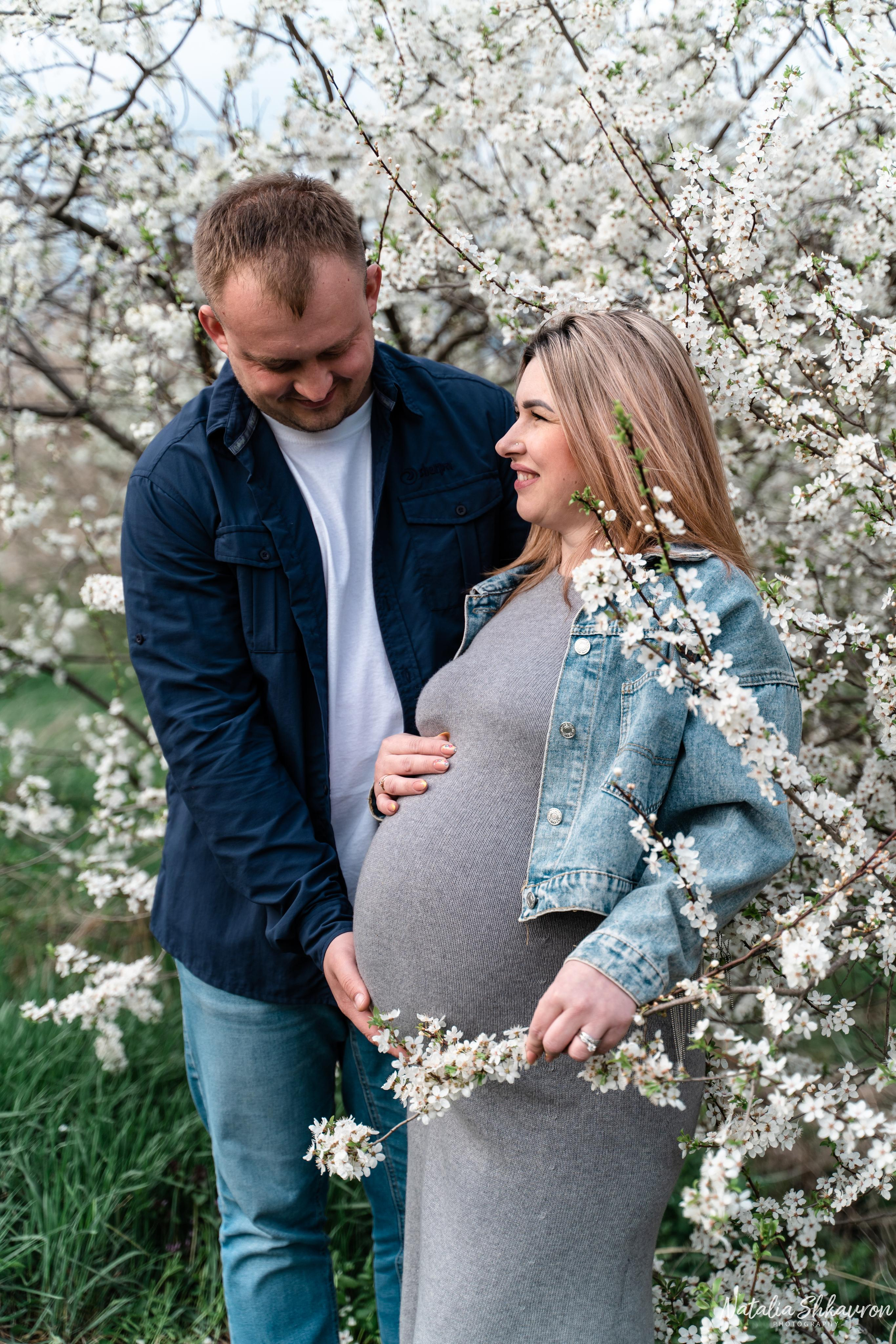 Фотосесія вагітностіу в квітучих садах. Сімейний фотограф Київ Наталія Шкаврон