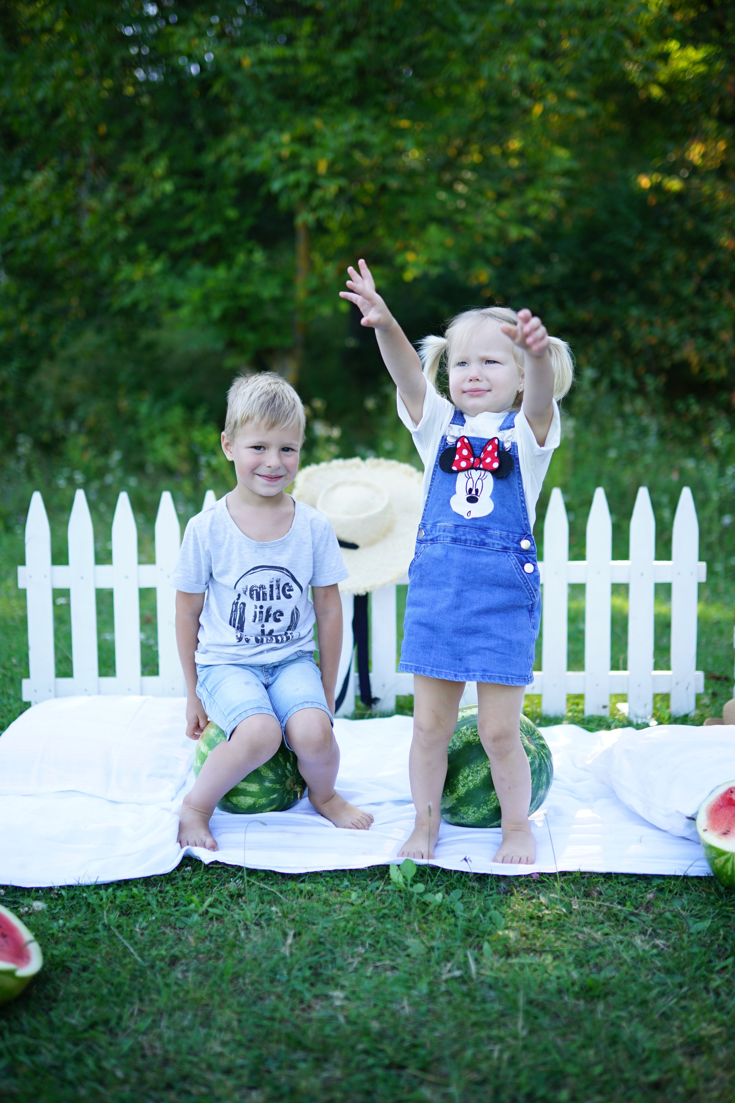 Сімейна фотосесія з кавунами. Family photographer in Kiev Natalia Shkavron