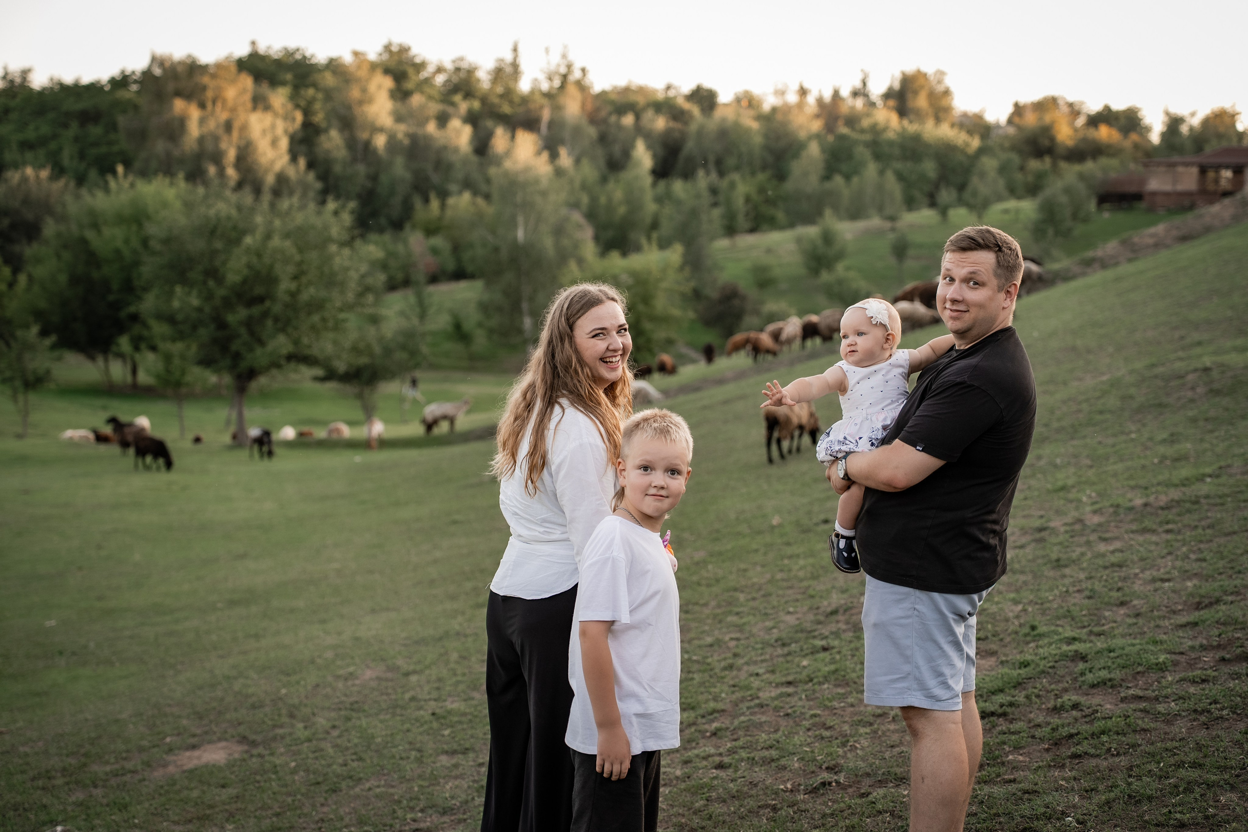 Сімейна фотосесія на овечій фермі. Сімейний фотограф Київ Наталія Шкаврон