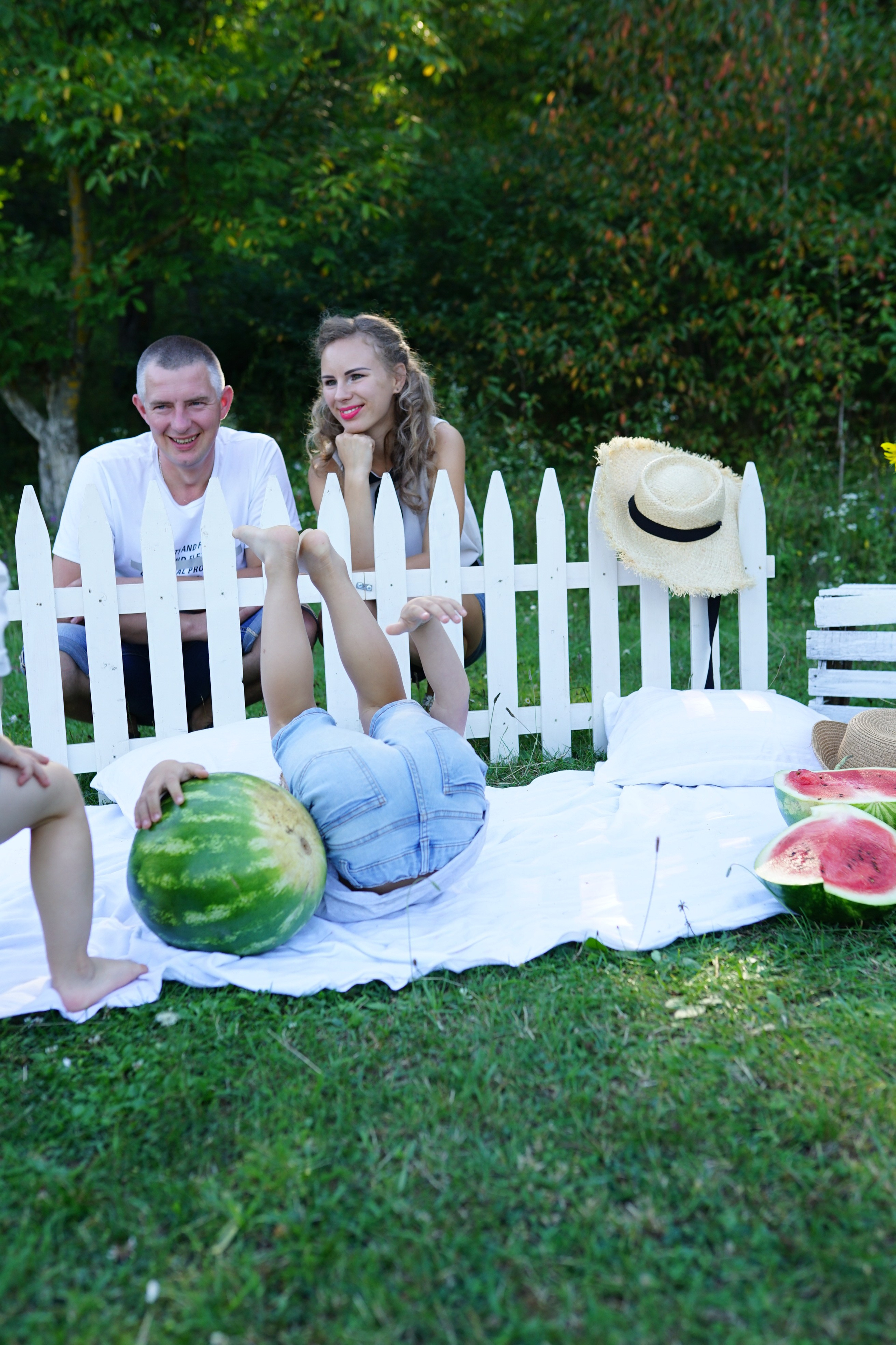 Сімейна фотосесія з кавунами. Family photographer in Kiev Natalia Shkavron