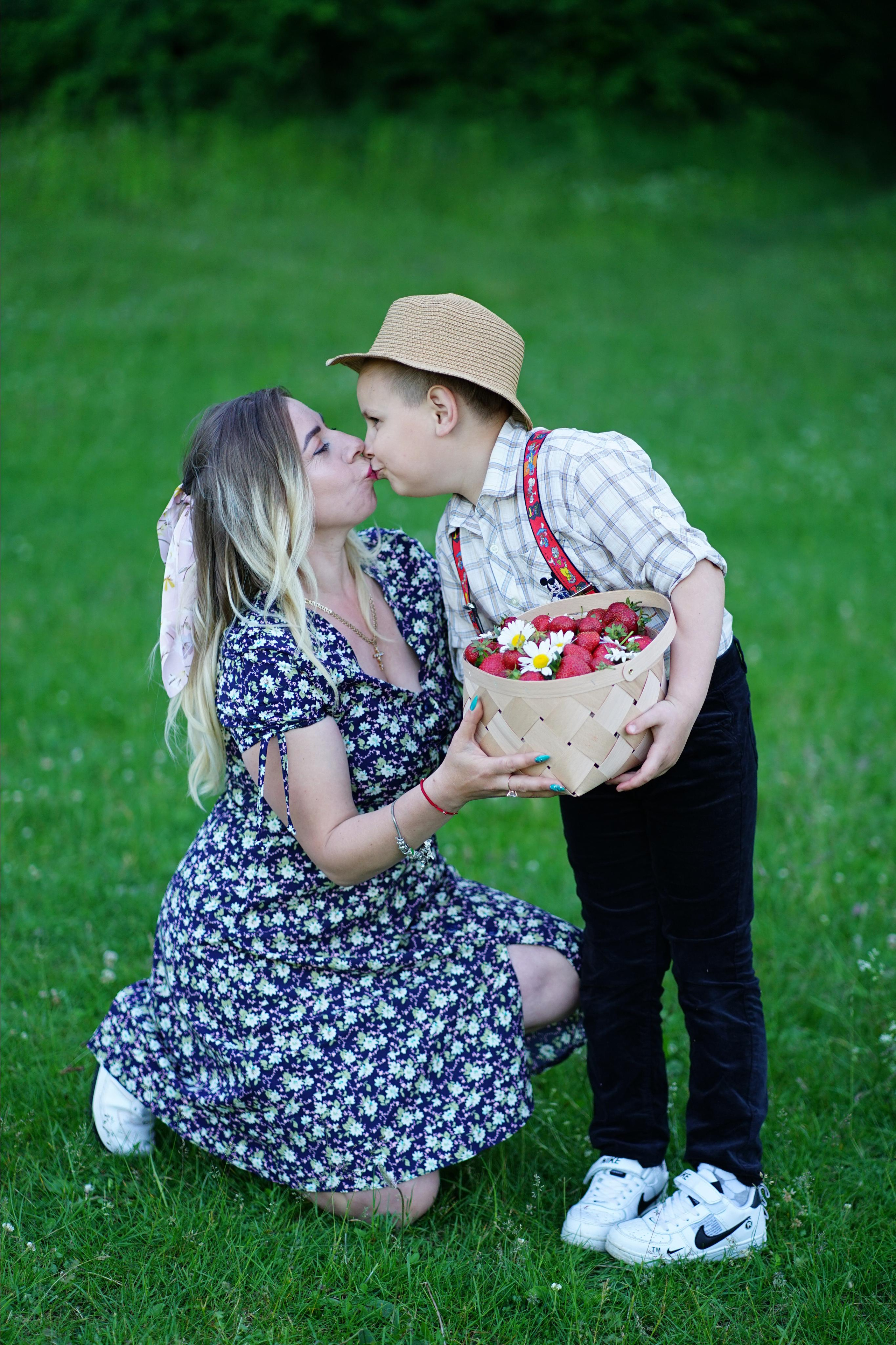 Фотосесія в стилі пікнік мама та син. Сімейний фотограф Київ Наталія Шкаврон